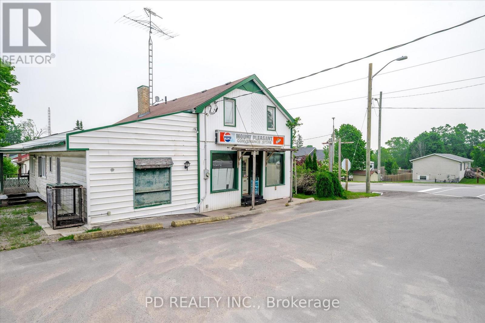 2449 Queen Mary Street Property Photo 4