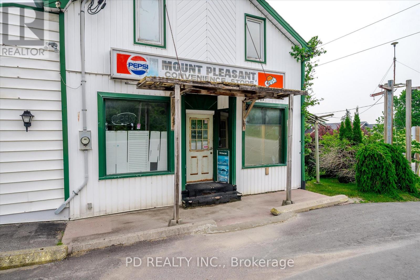 2449 Queen Mary Street Property Photo 5