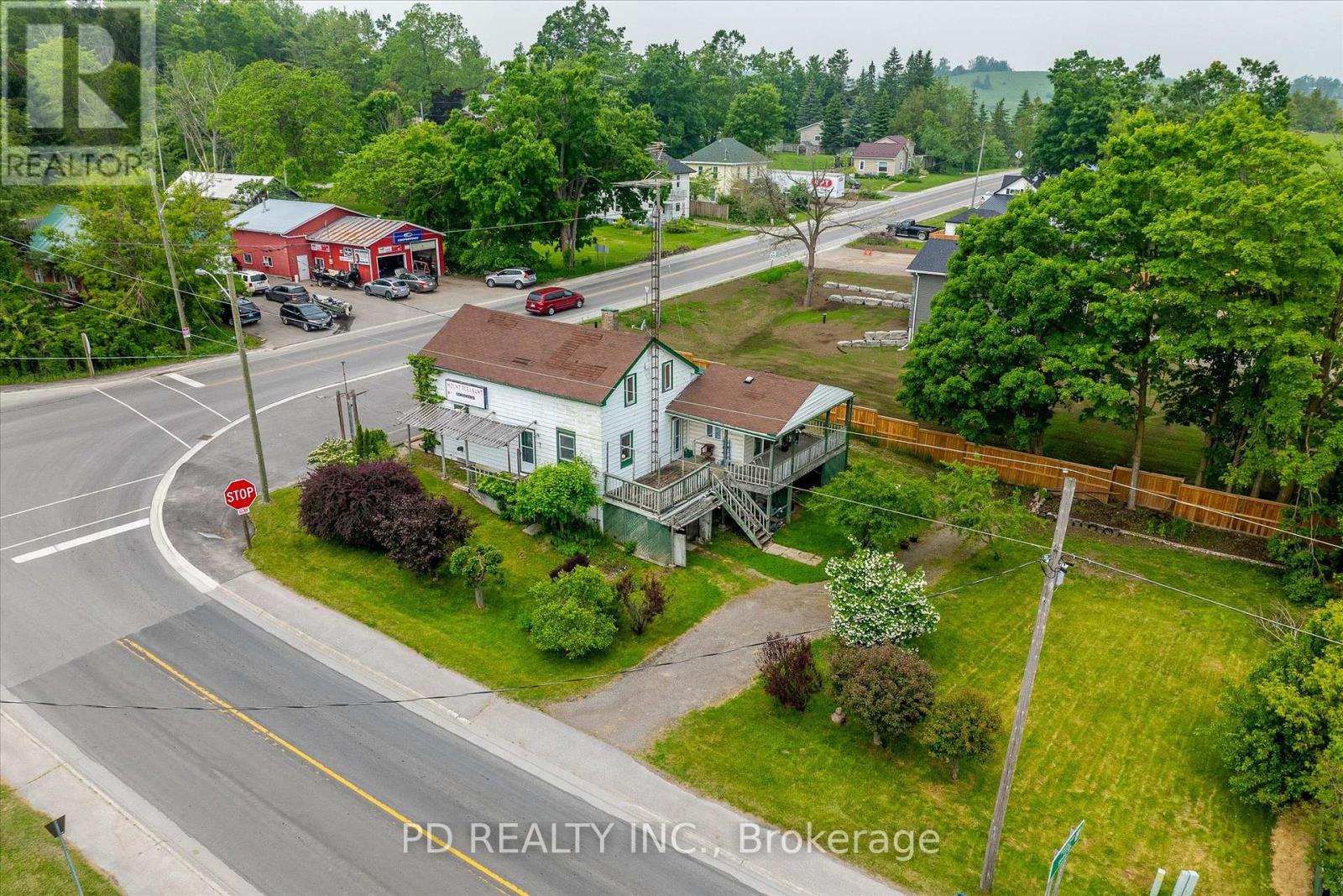 2449 Queen Mary Street Property Photo 6