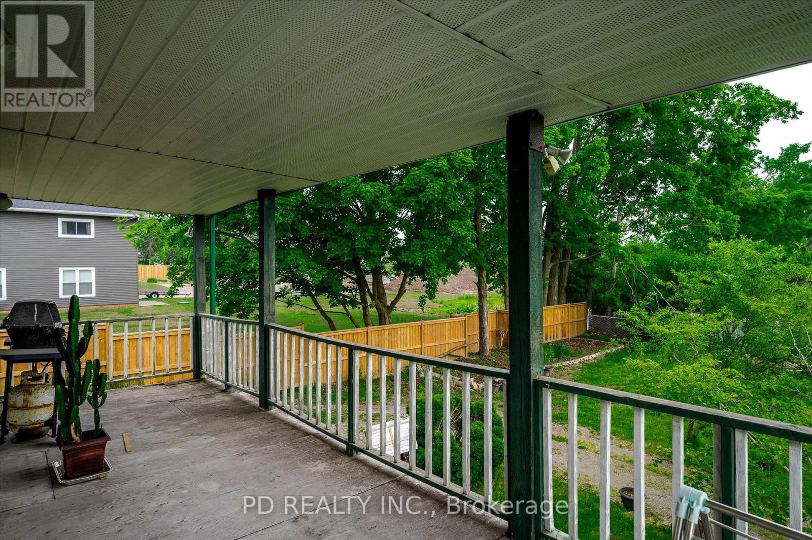 2449 Queen Mary Street Property Photo 20