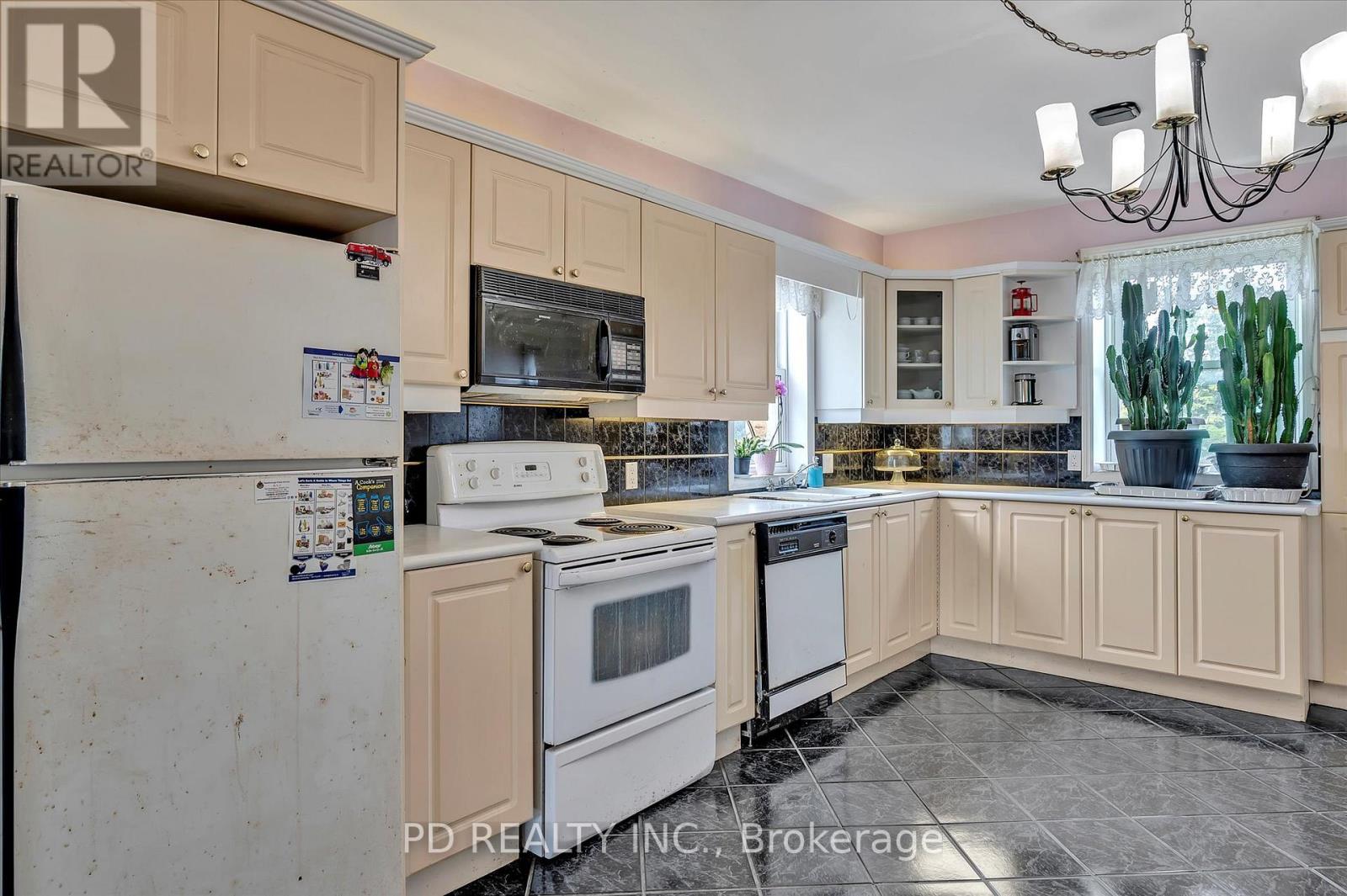 2449 Queen Mary Street Property Photo 22