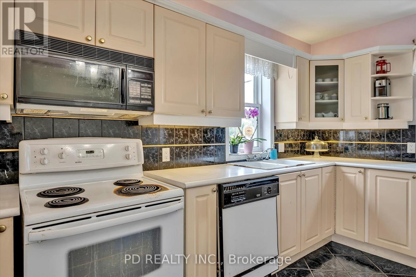 2449 Queen Mary Street Property Photo 23