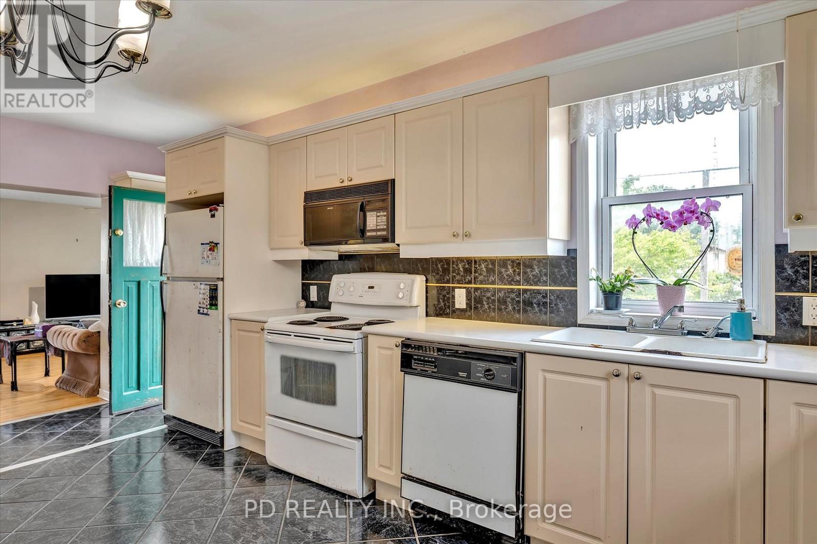 2449 Queen Mary Street Property Photo 24