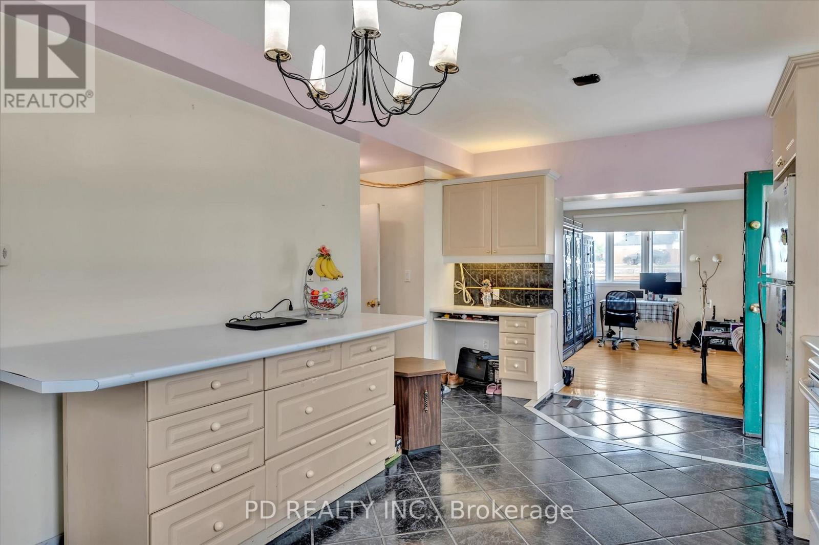 2449 Queen Mary Street Property Photo 25