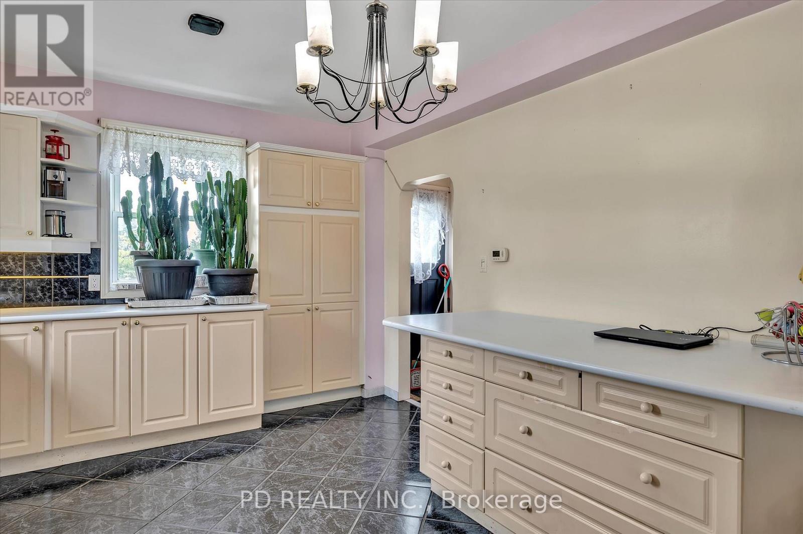 2449 Queen Mary Street Property Photo 26