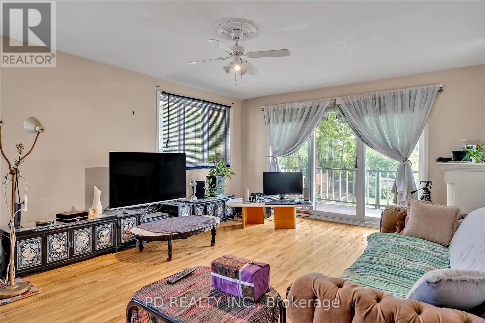 2449 Queen Mary Street Property Photo 27