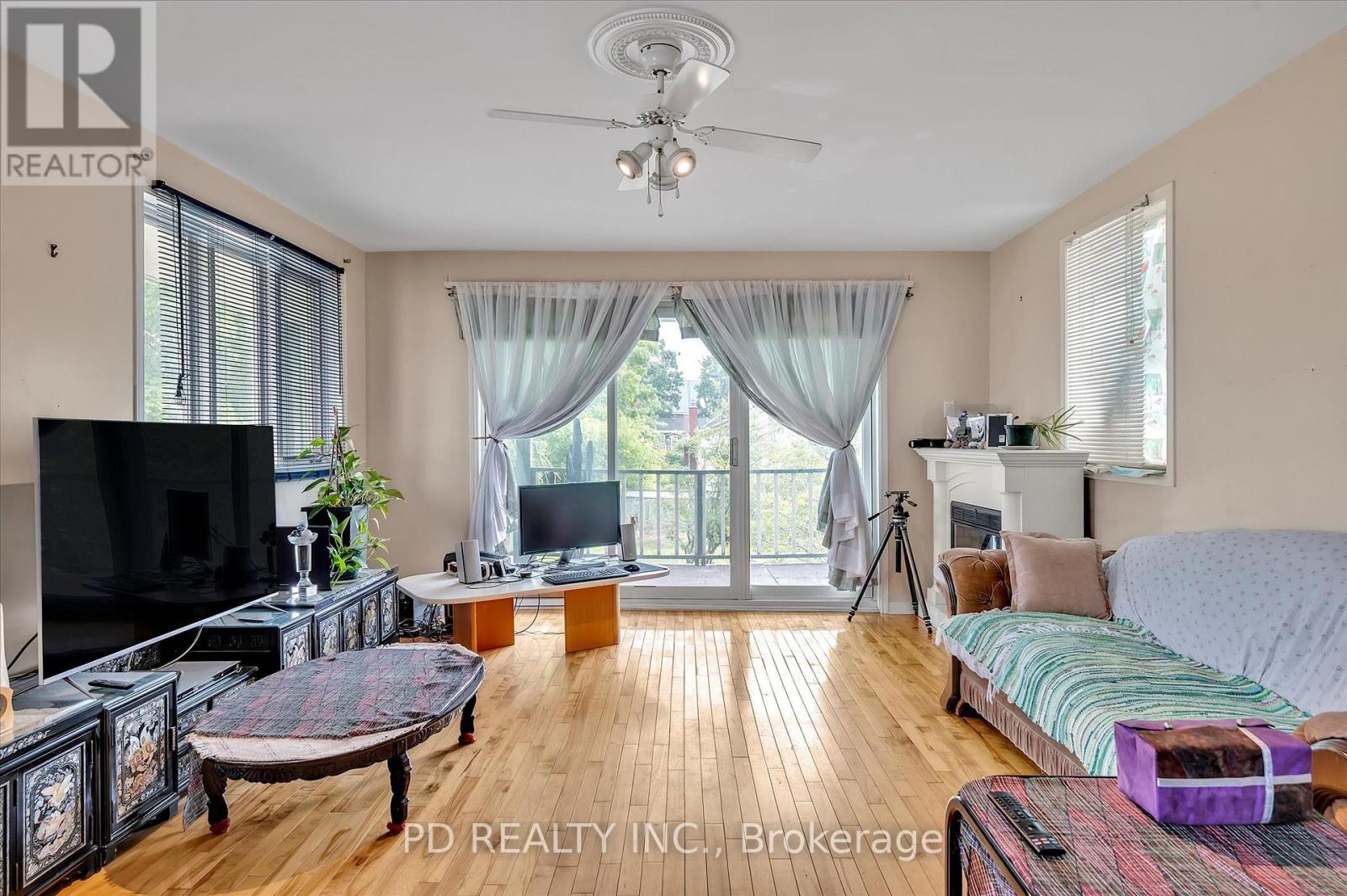 2449 Queen Mary Street Property Photo 28
