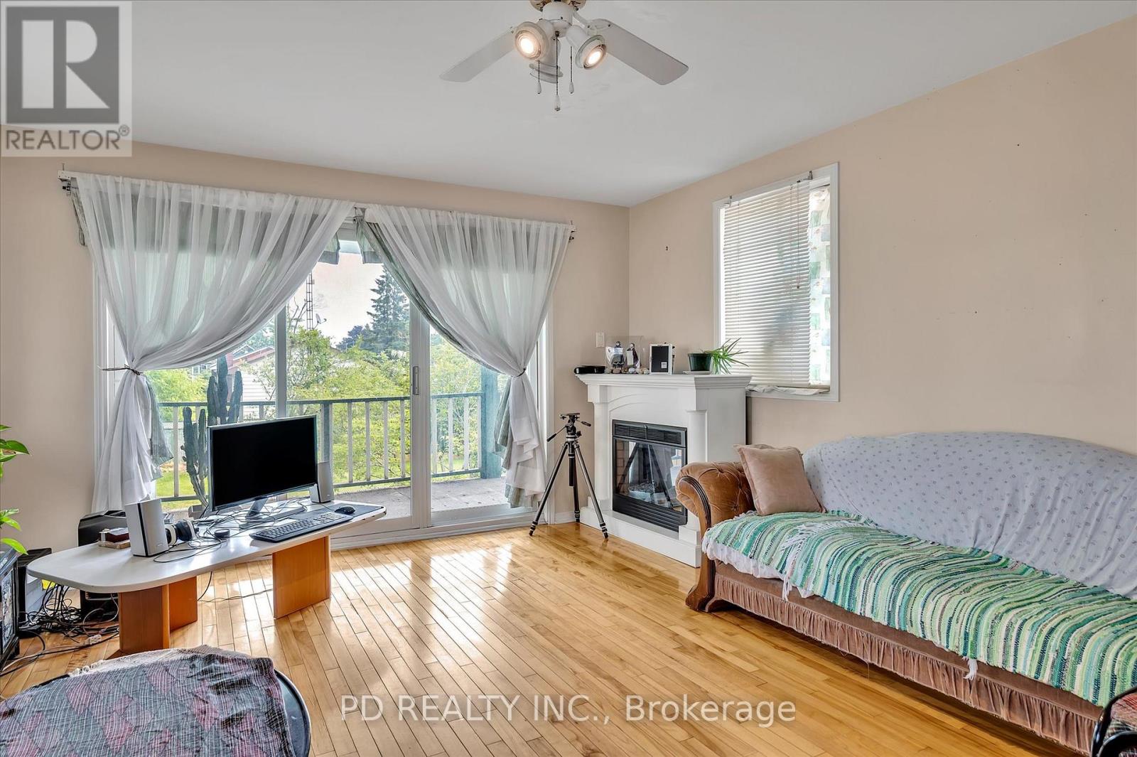2449 Queen Mary Street Property Photo 29