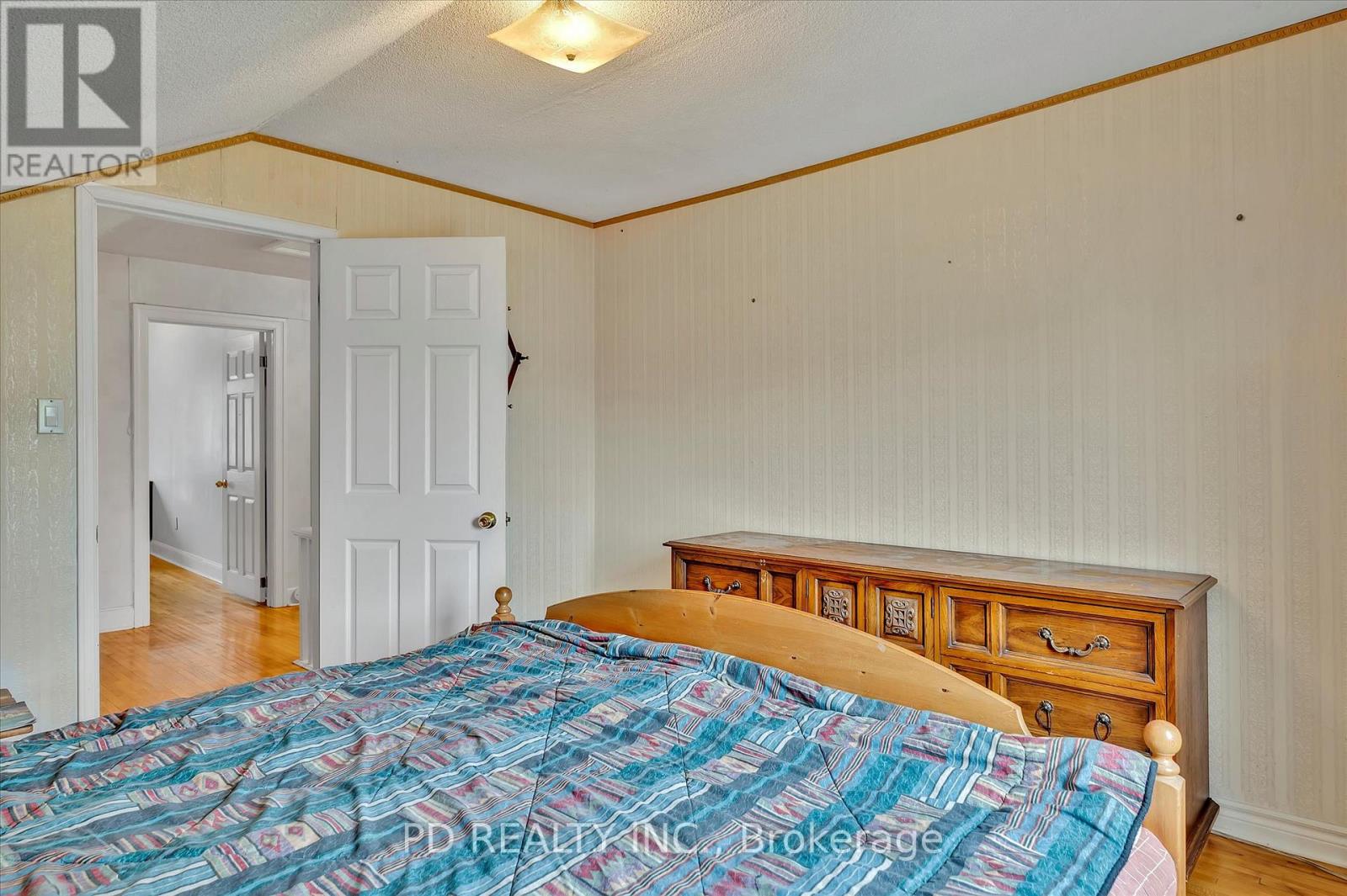 2449 Queen Mary Street Property Photo 39