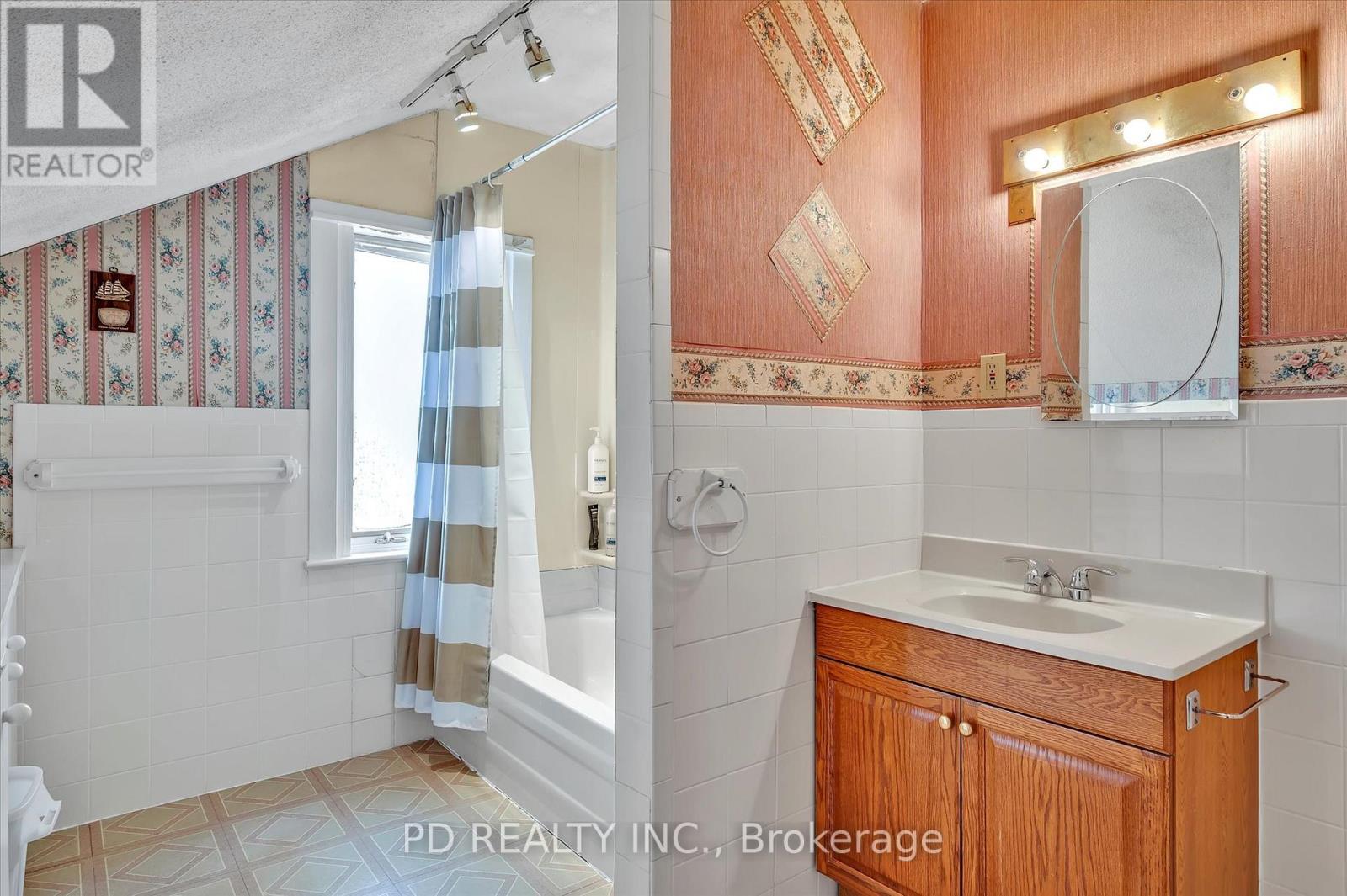 2449 Queen Mary Street Property Photo 40