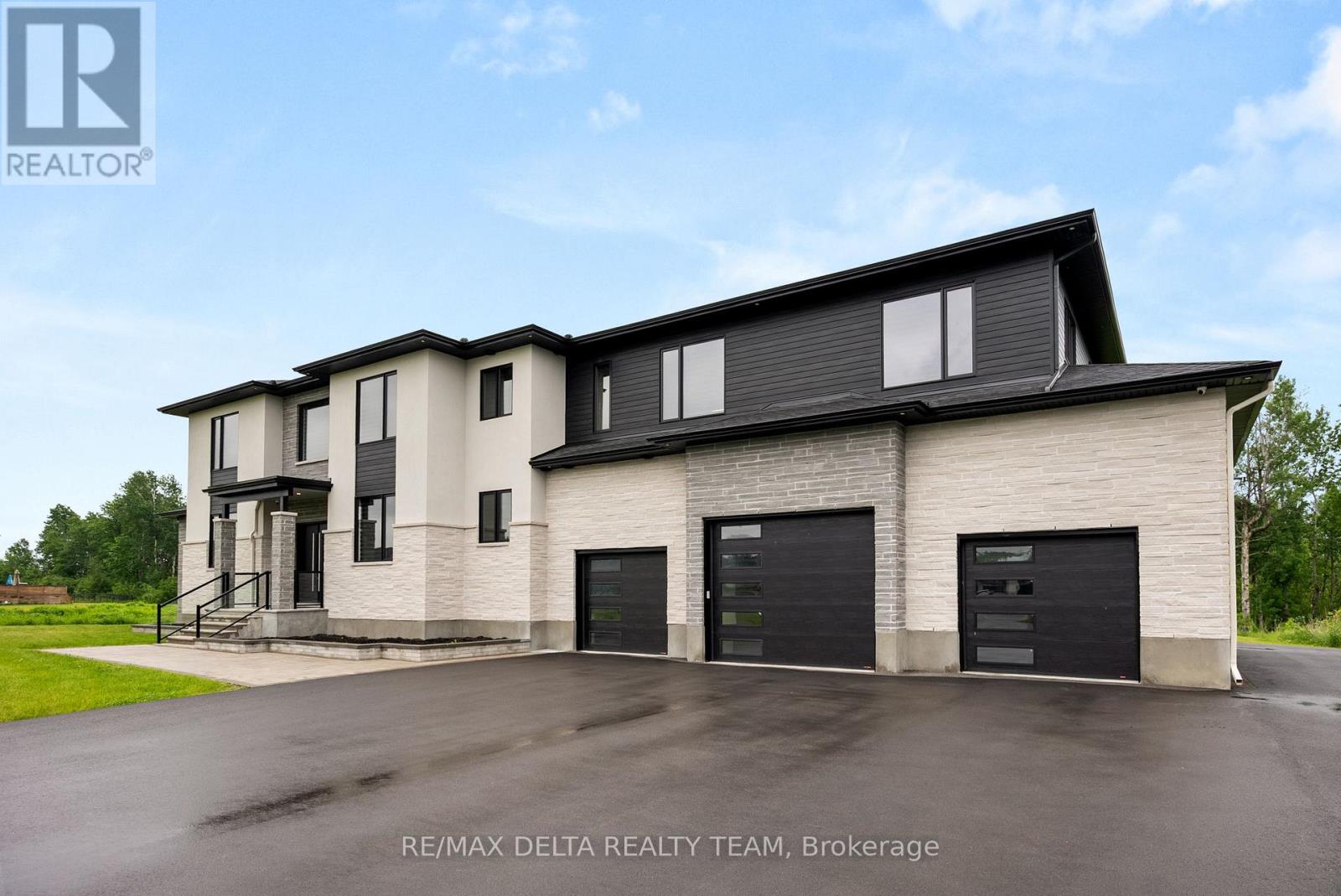 663 Ballycastle Crescent Property Photo 2