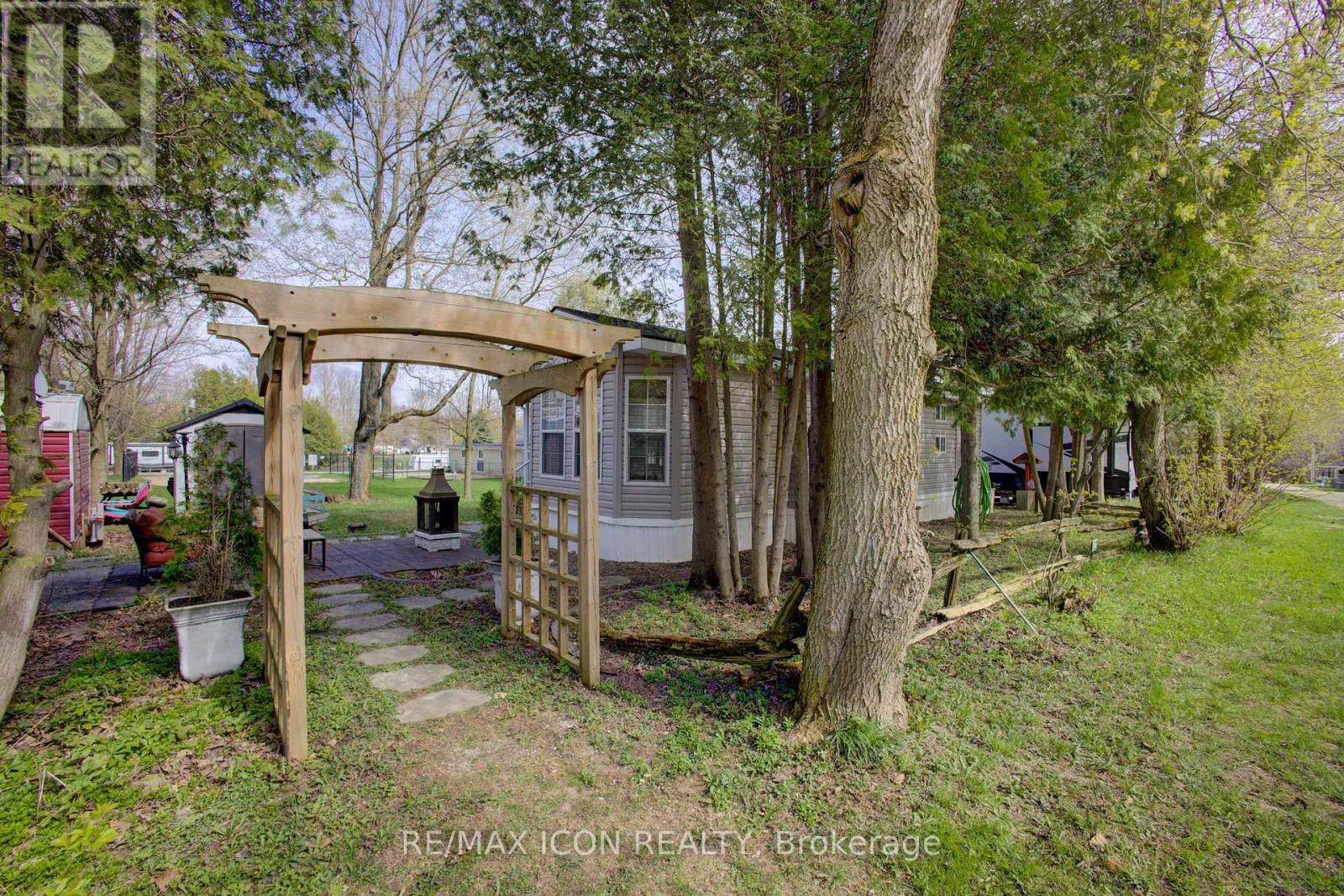 7489 Sideroad 5 E Property Photo 2