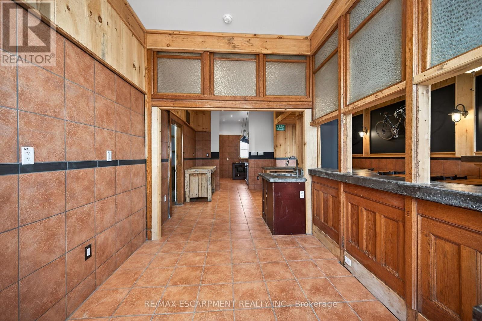 2 Main Street W Property Photo 4