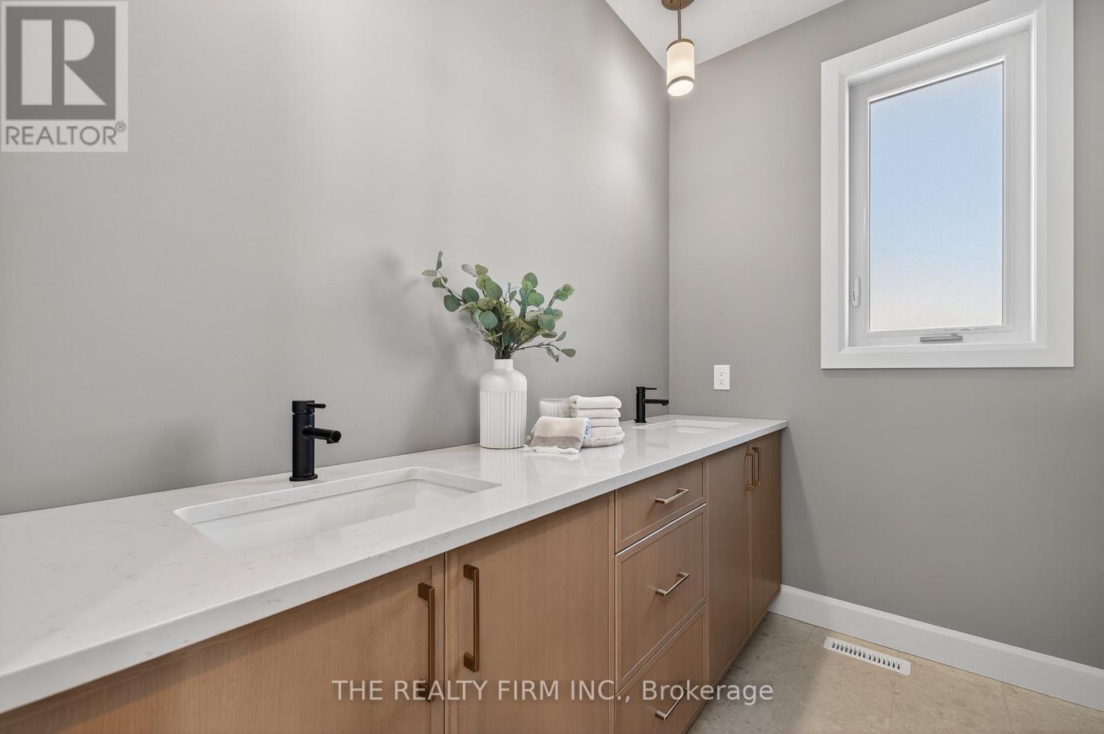 289 King Street Property Photo 24