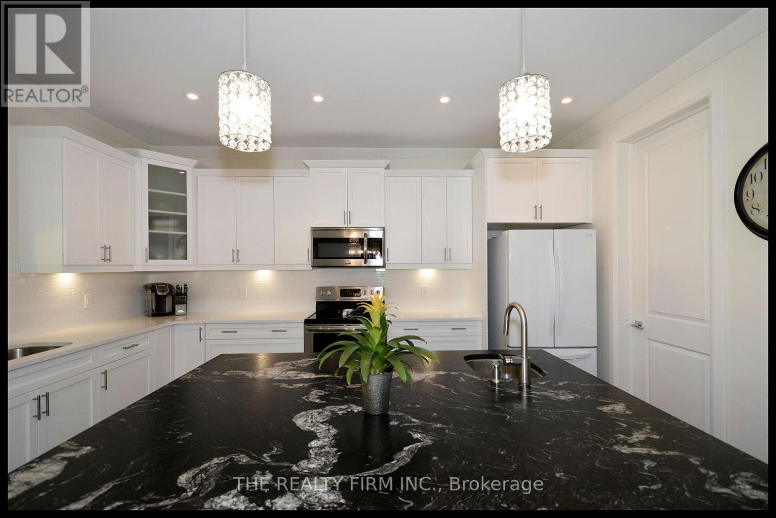 285 Elizabeth Street Property Photo 9