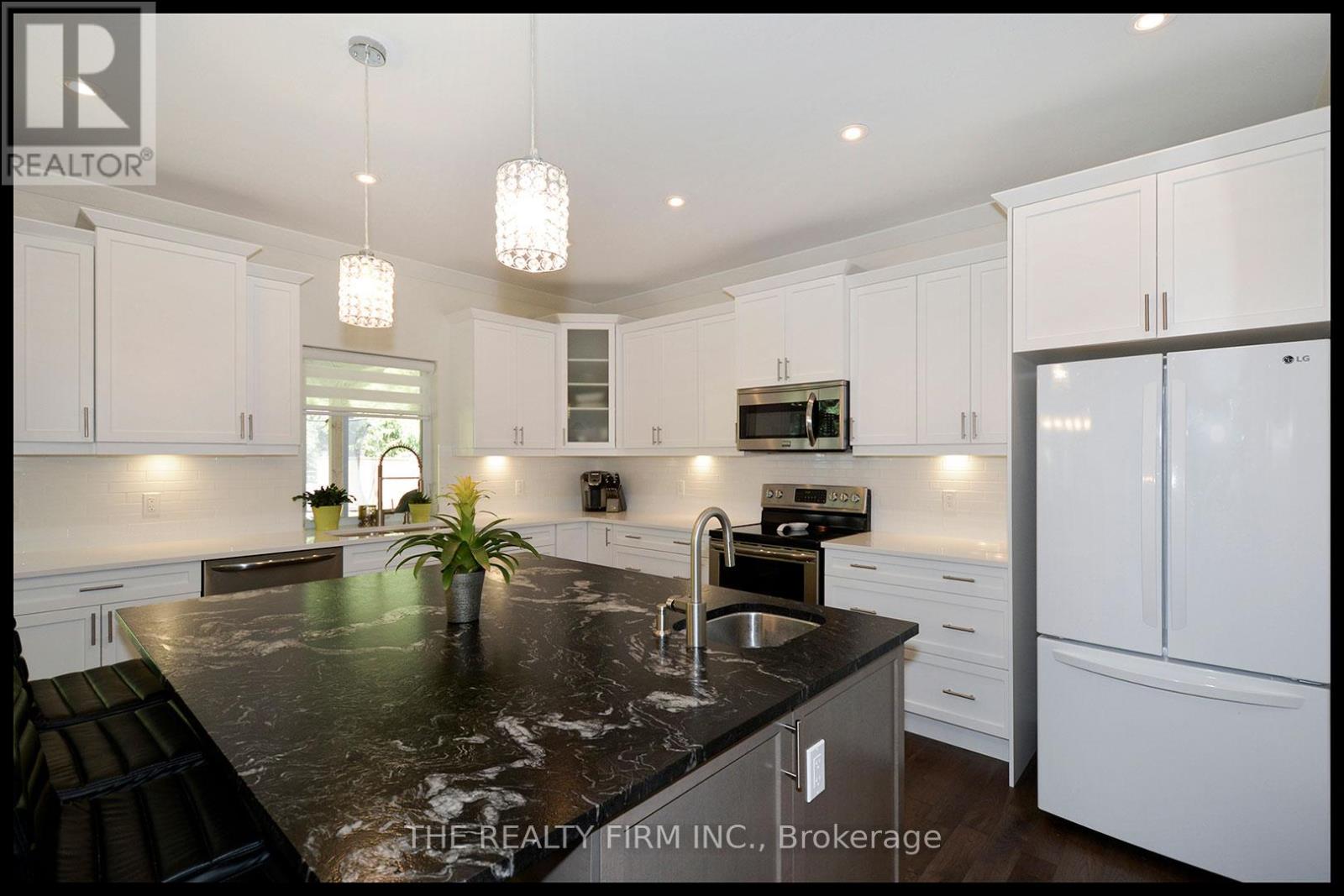 285 Elizabeth Street Property Photo 12