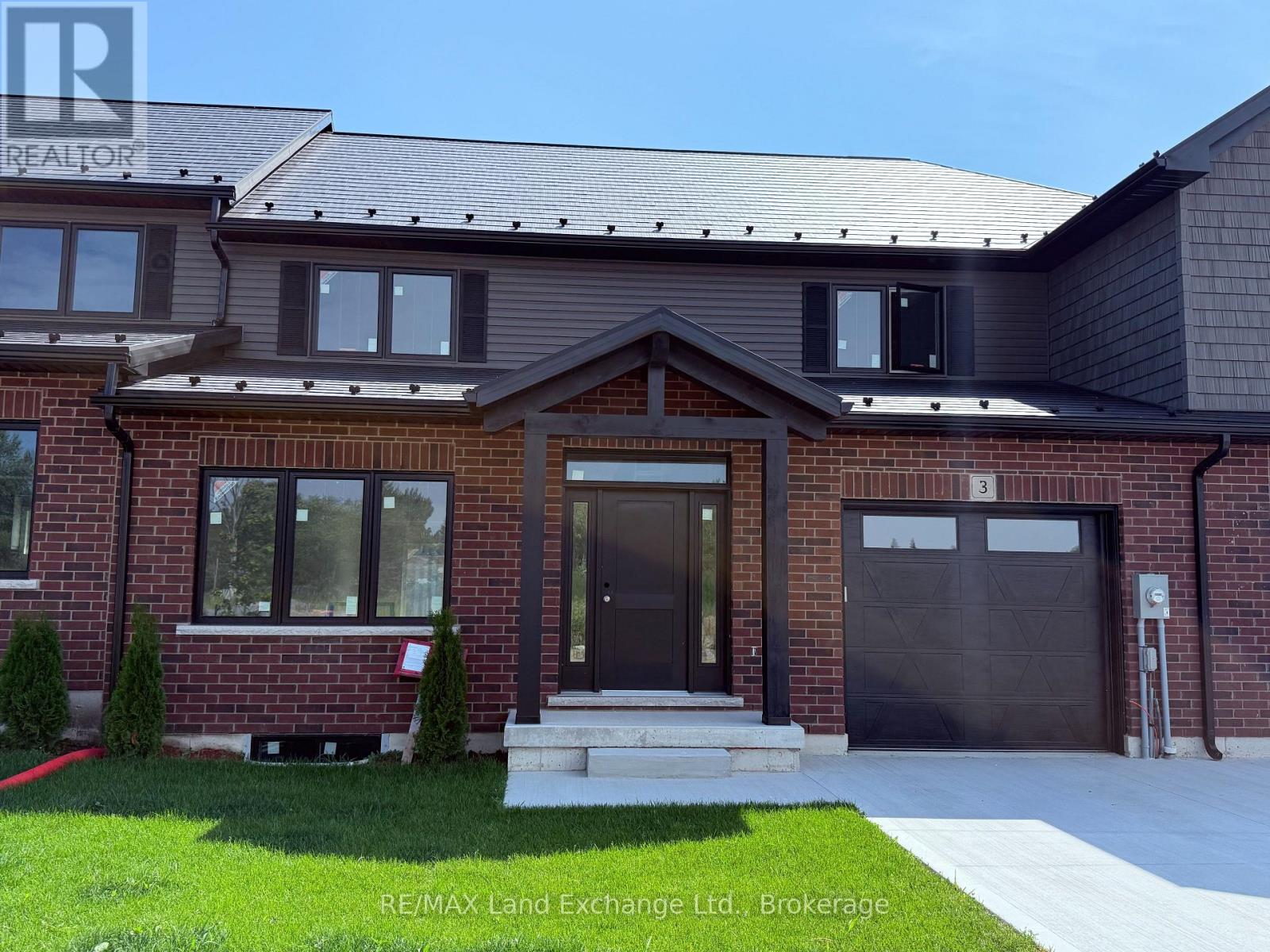 UNIT 3 - 8 GOLF LINKS ROAD Property Photo 1