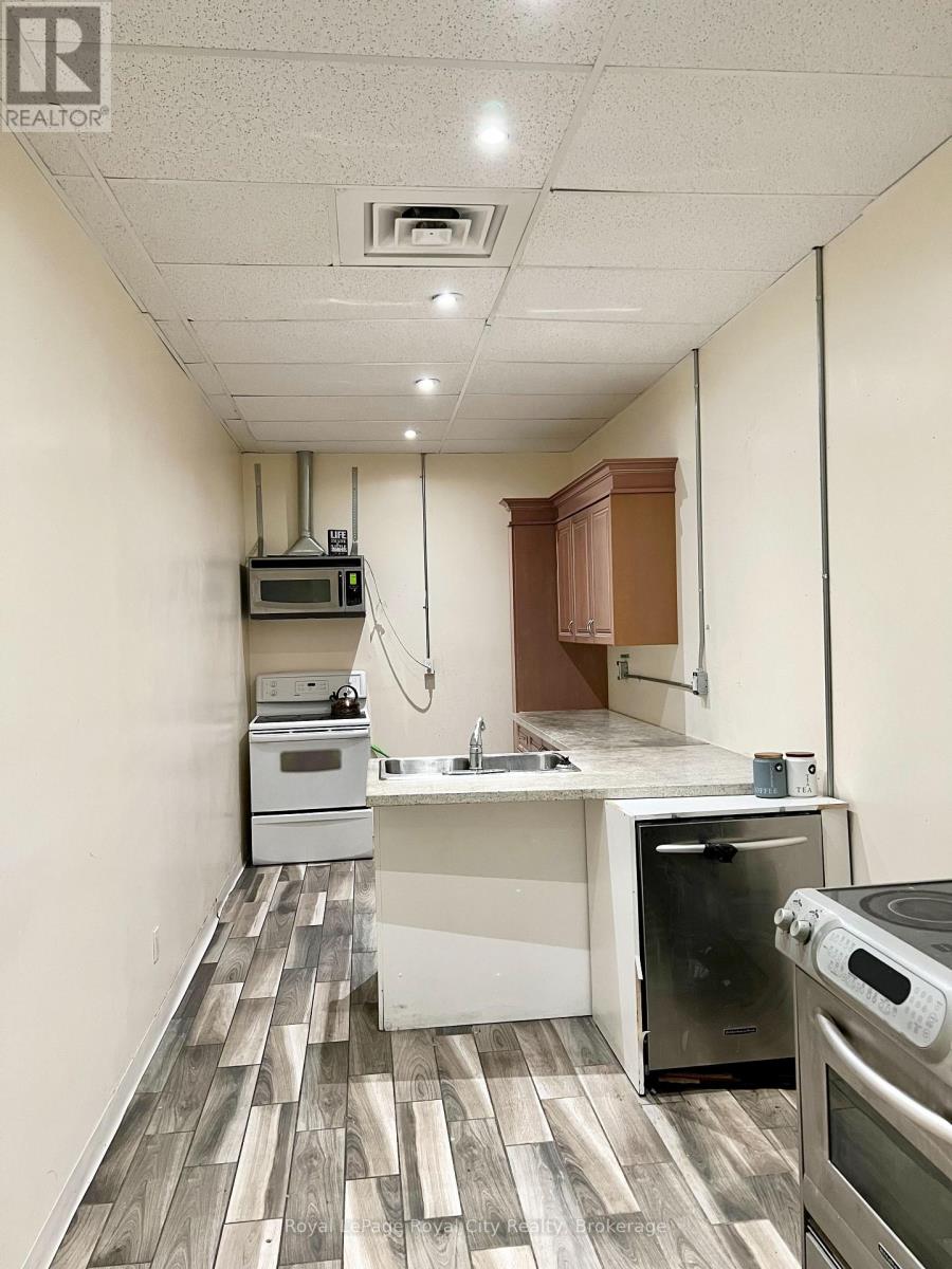 107-109 Wyndham Street N Property Photo 15