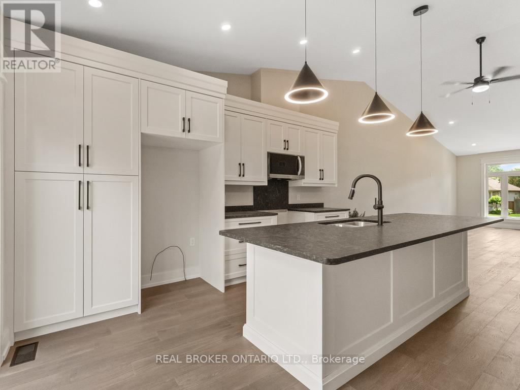 44 Topham Boulevard Property Photo 7