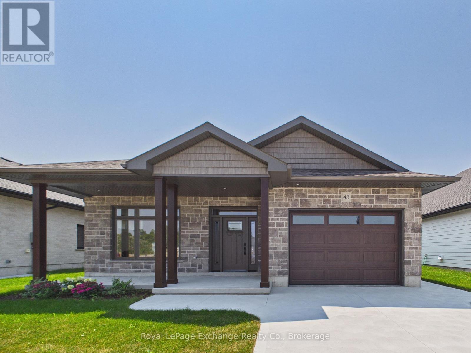 43 MERCEDES CRESCENT Property Photo 1