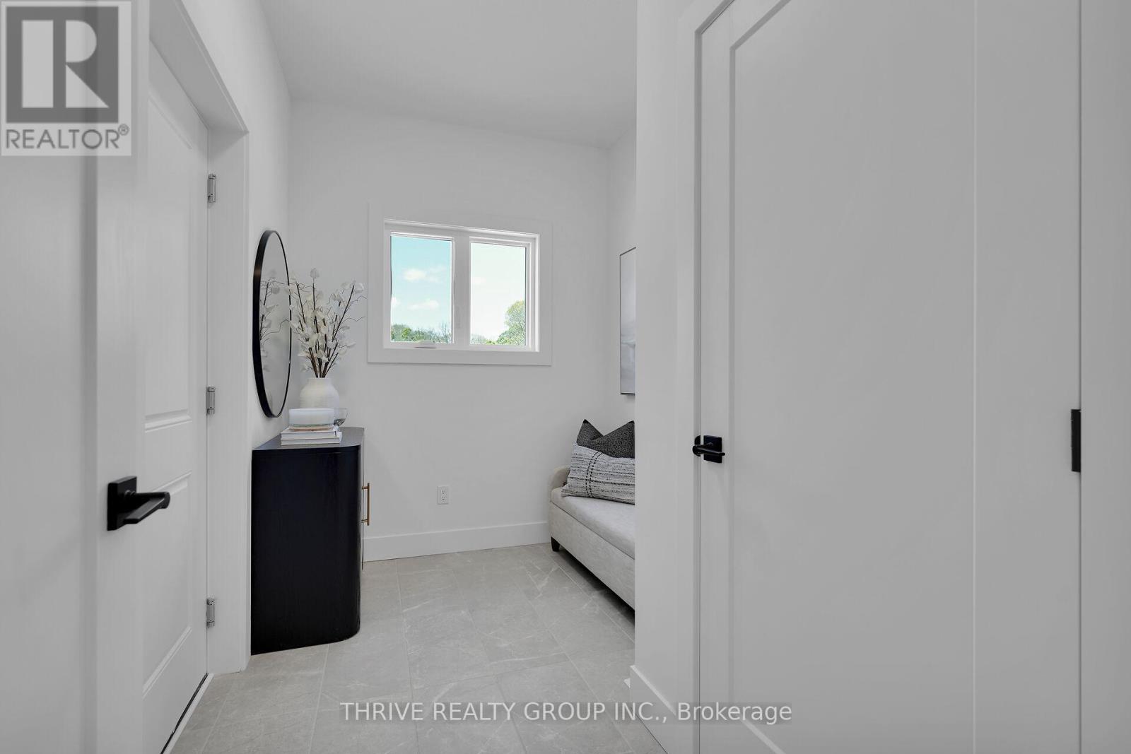 58 - 101 Meadowlily Road S Property Photo 7