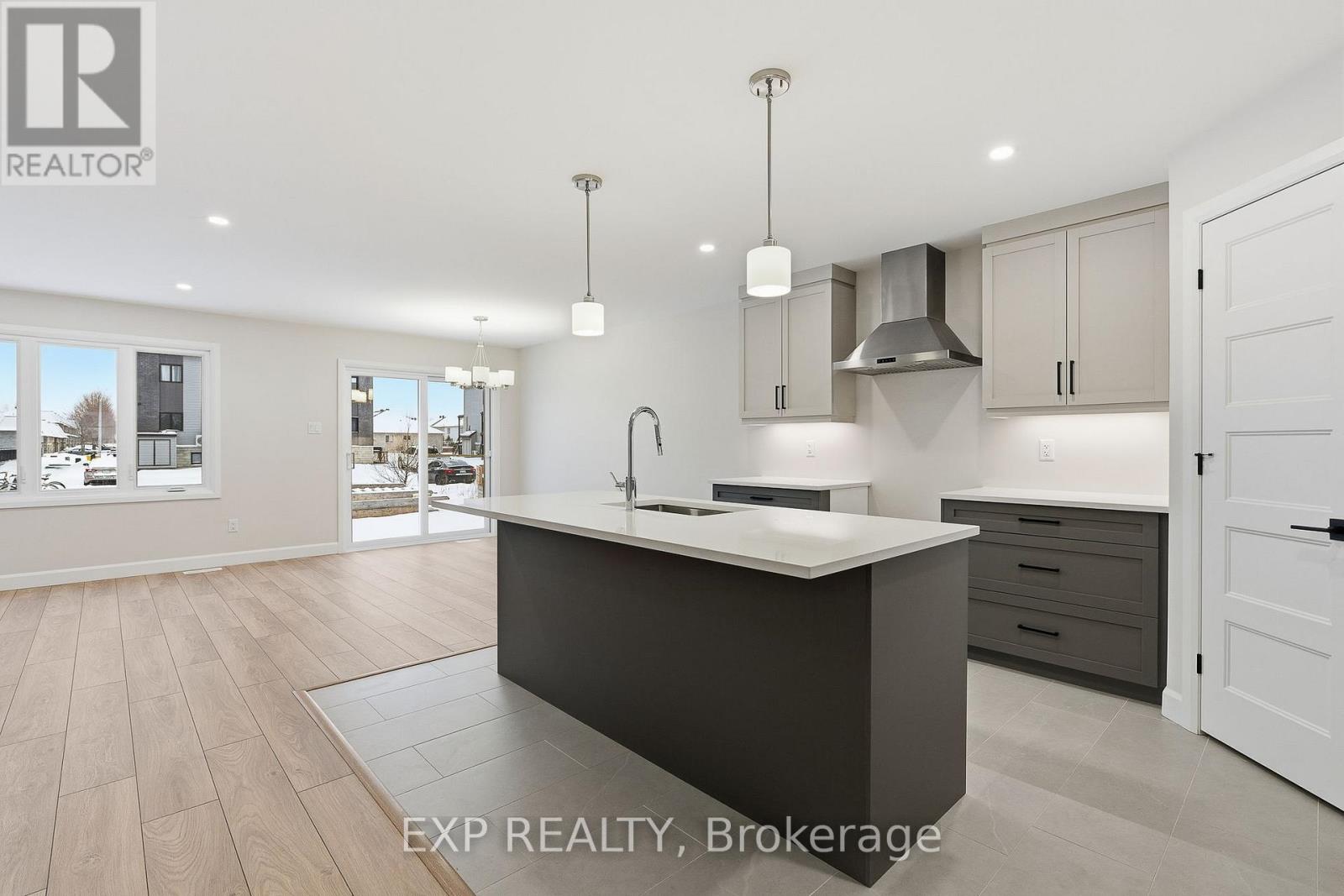 140 Elizabeth Crescent Property Photo 4
