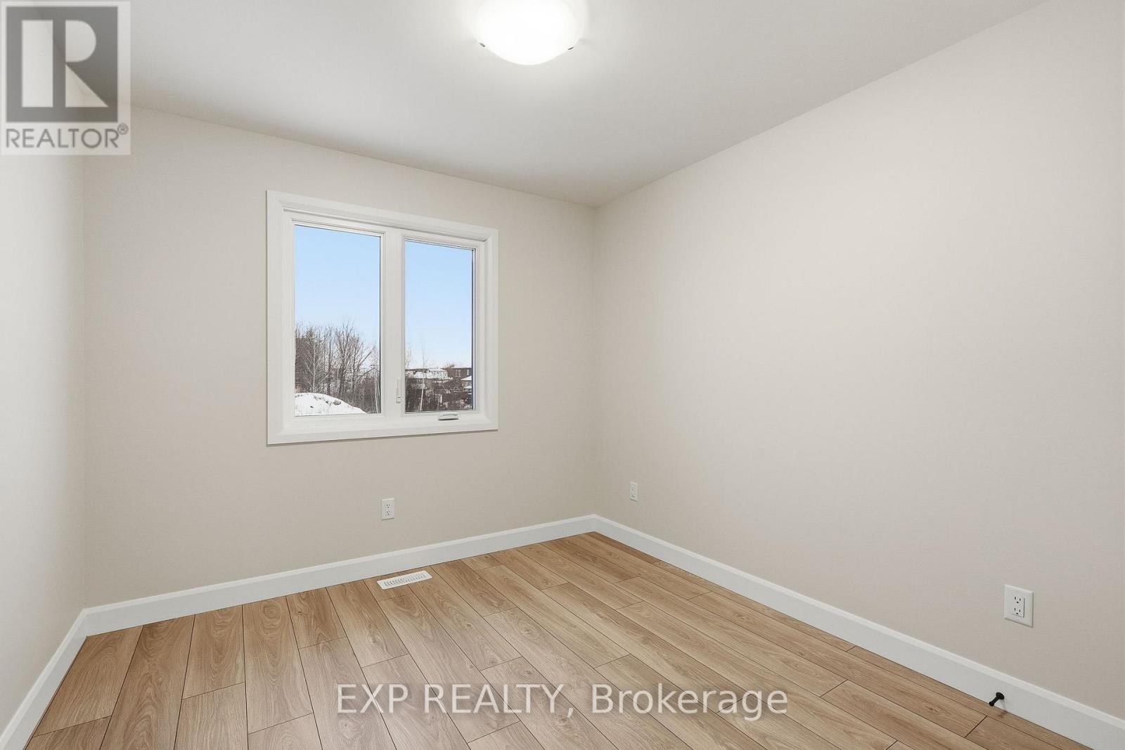 140 Elizabeth Crescent Property Photo 14