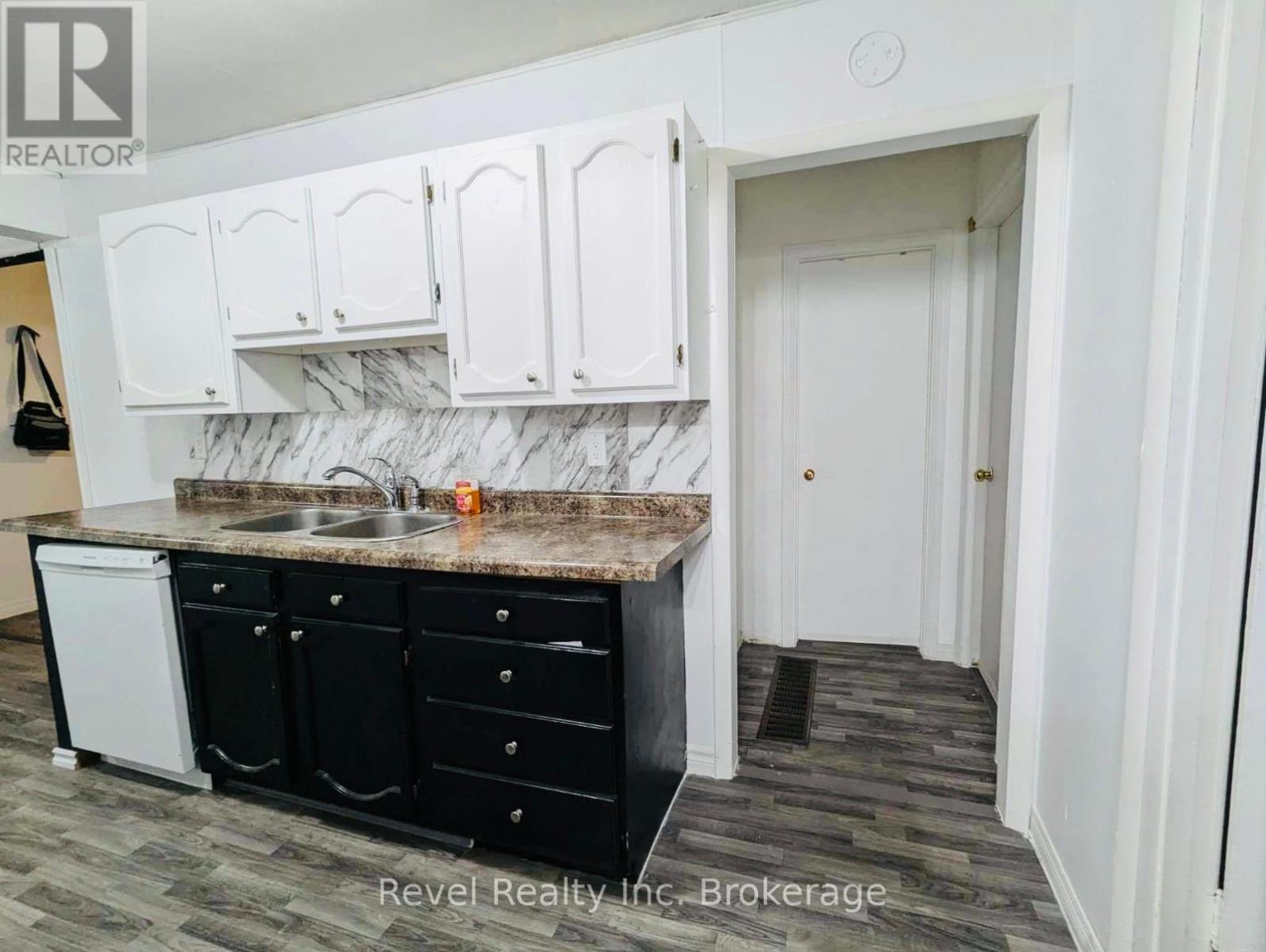 214 Fotheringham Avenue Property Photo 4