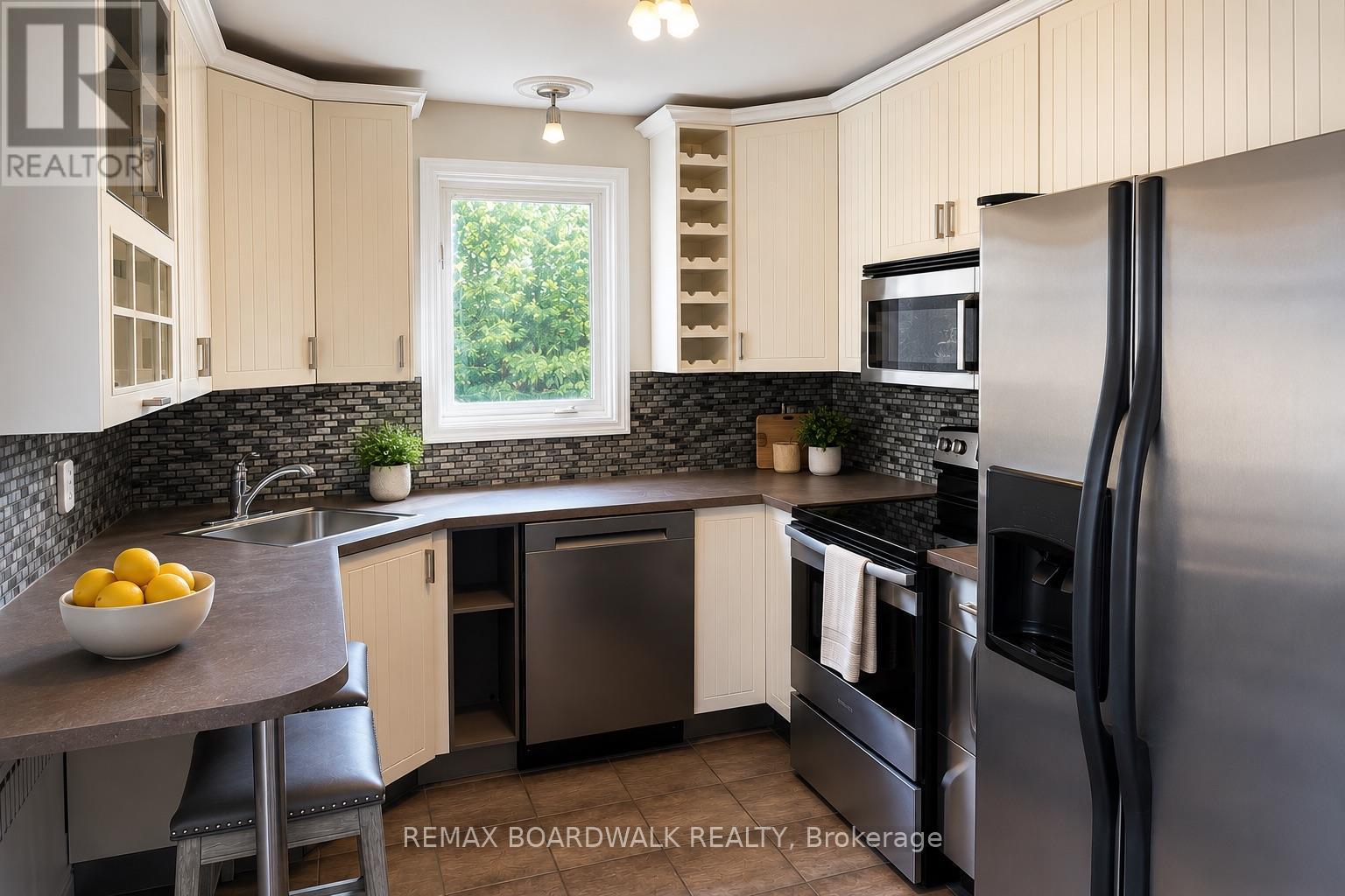 320 Laurier Avenue E Property Photo 3