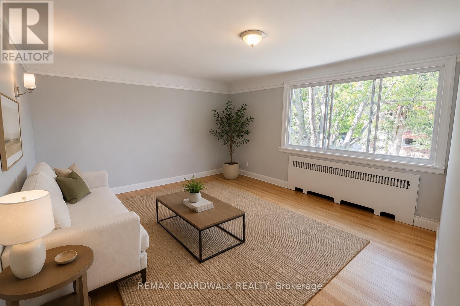 320 Laurier Avenue E Property Photo 4