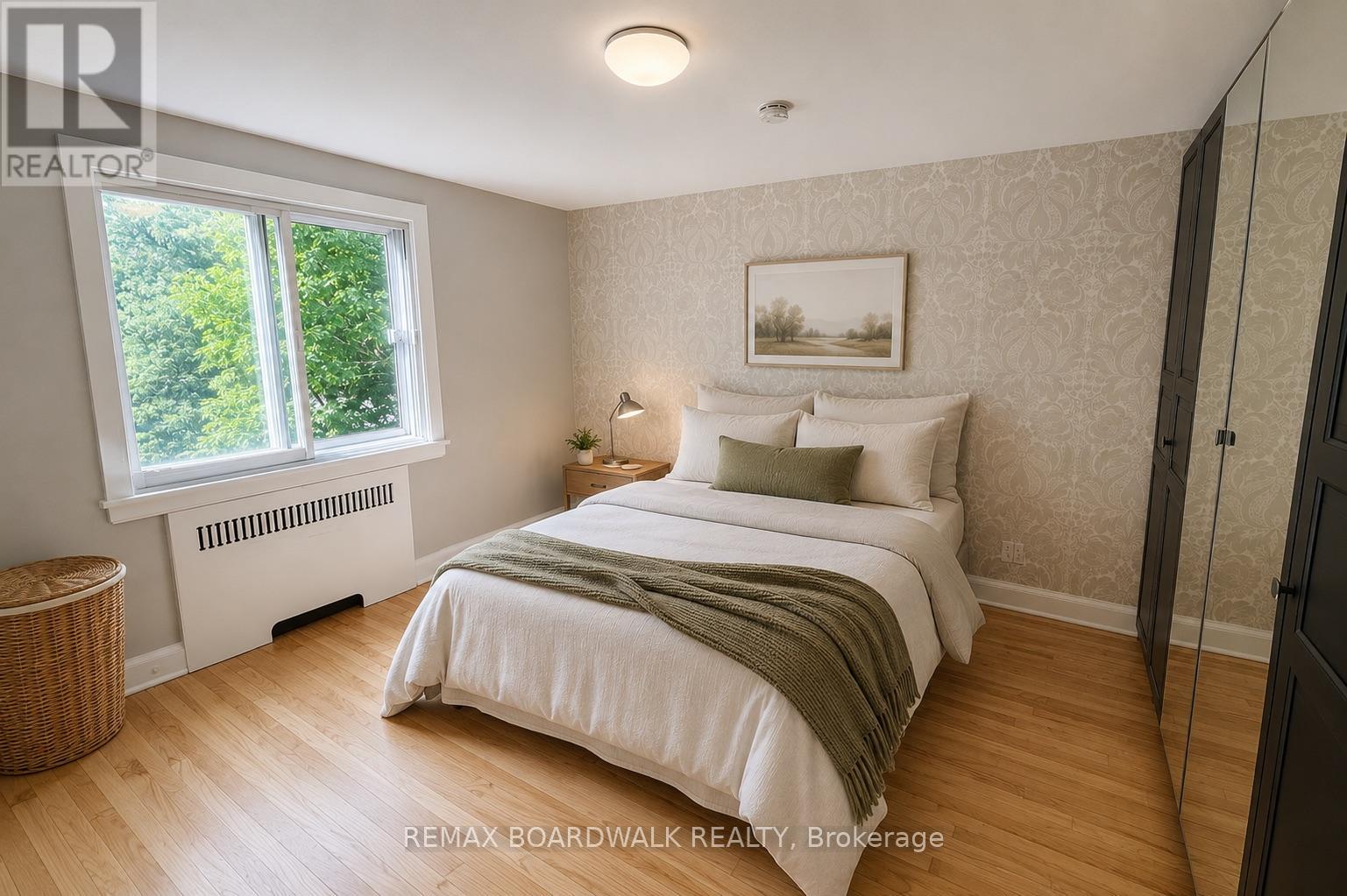 320 Laurier Avenue E Property Photo 7