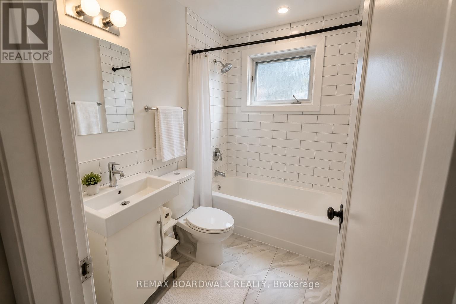 320 Laurier Avenue E Property Photo 9