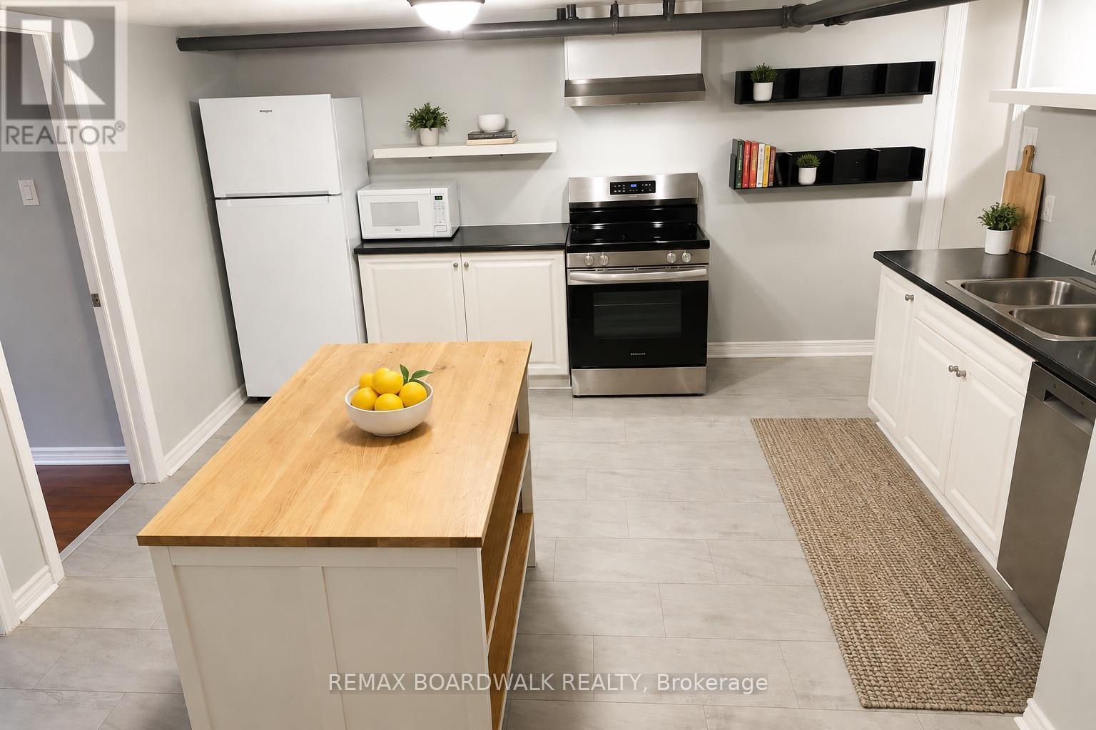 320 Laurier Avenue E Property Photo 10