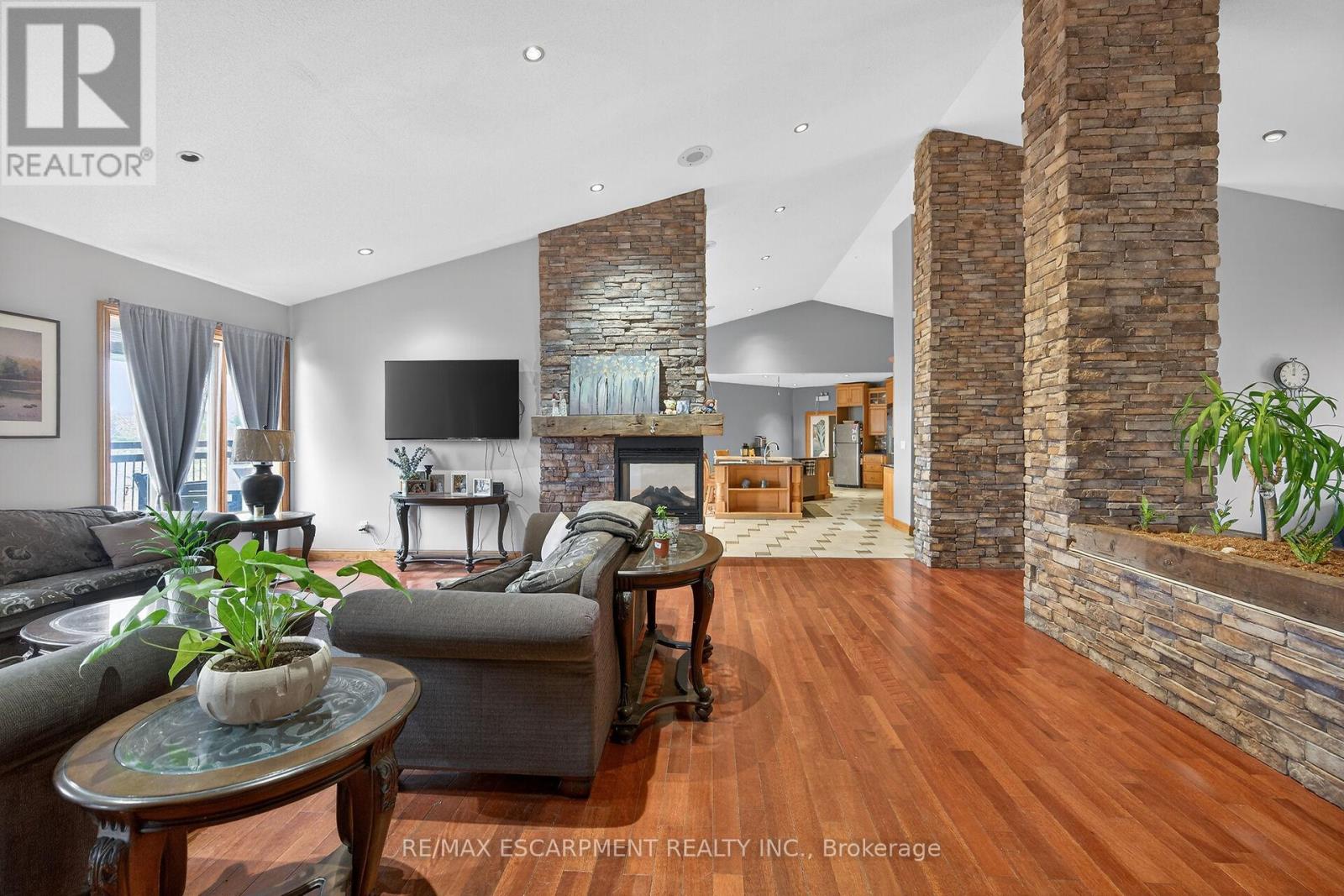 393 Old Onondaga Road E Property Photo 7