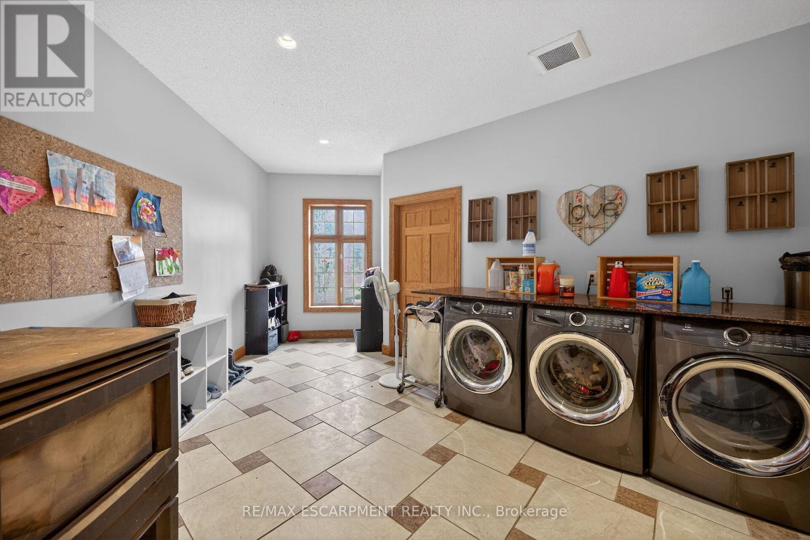393 Old Onondaga Road E Property Photo 22