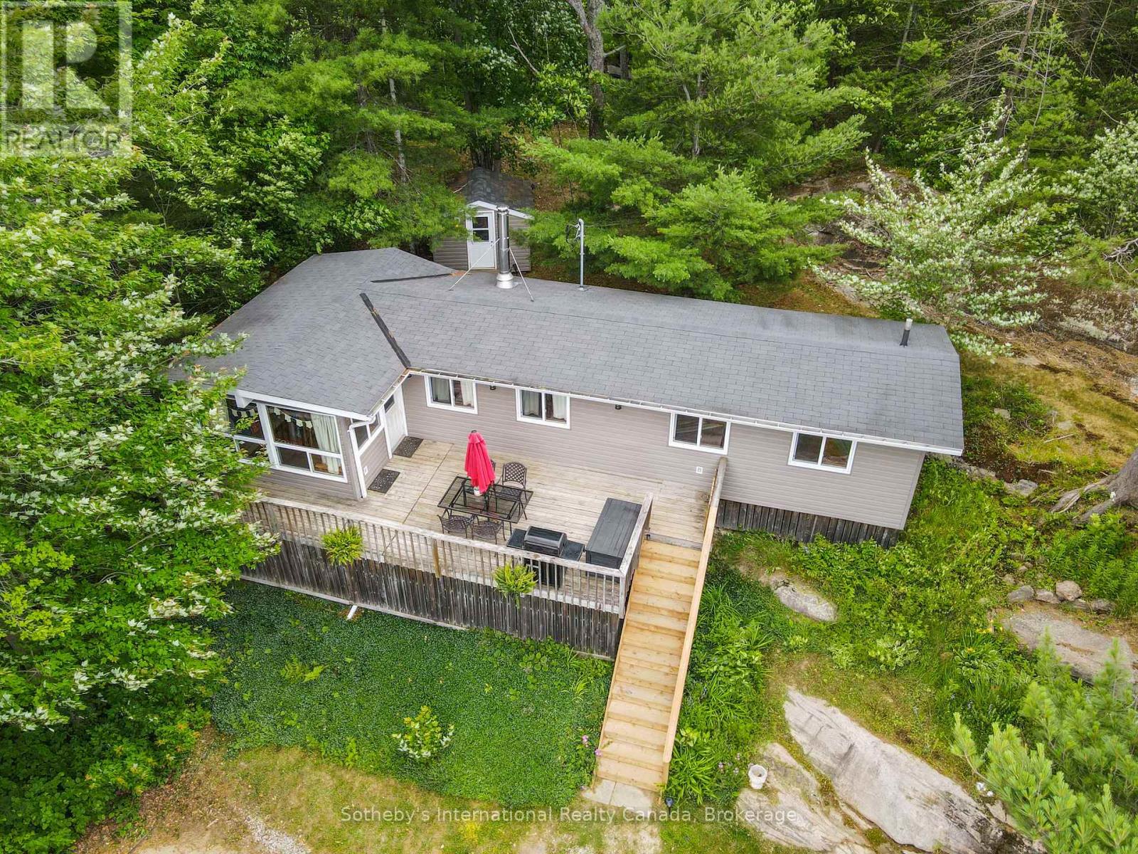 1040 Kahshe Lake Property Photo 4