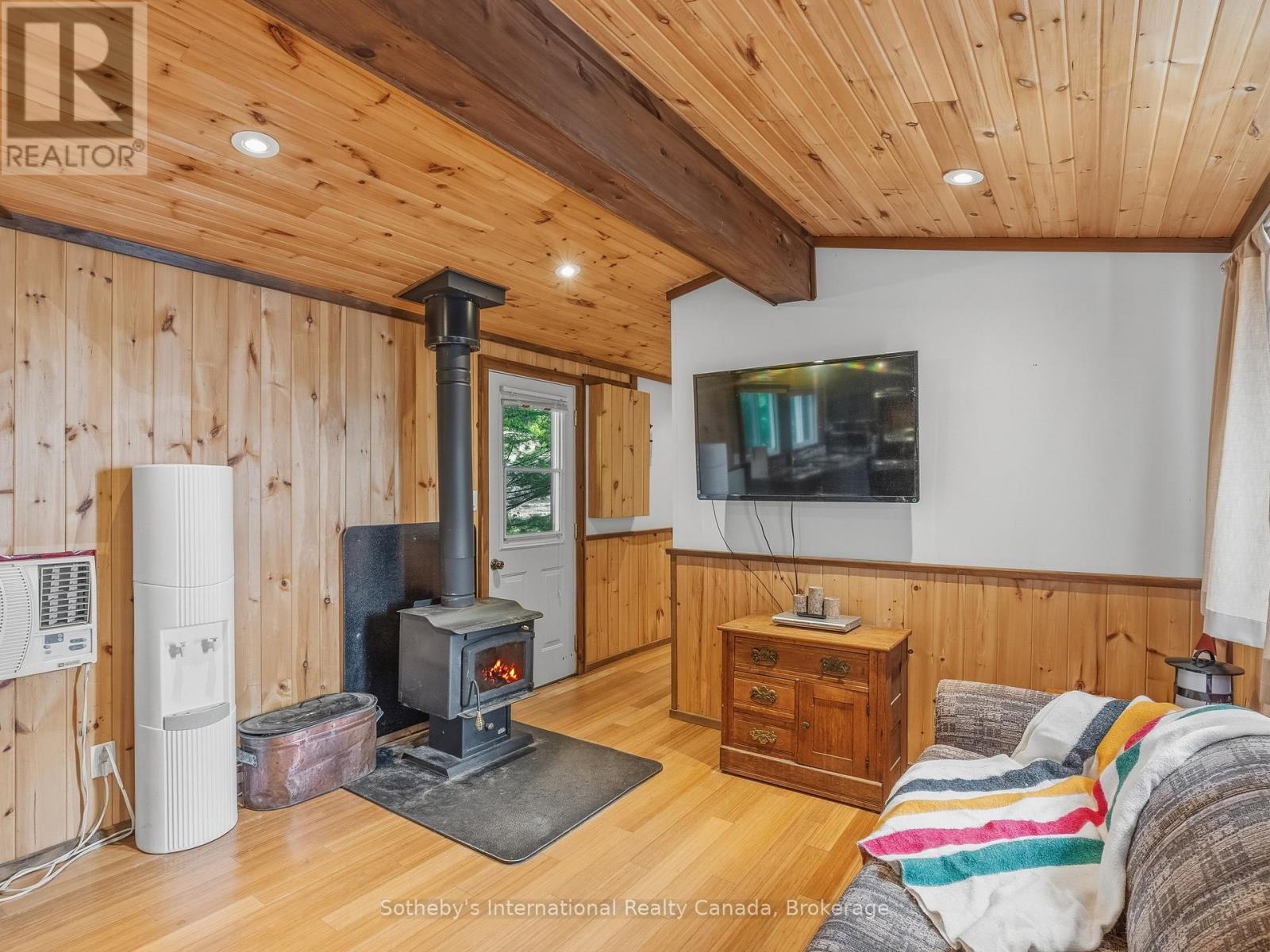 1040 Kahshe Lake Property Photo 14