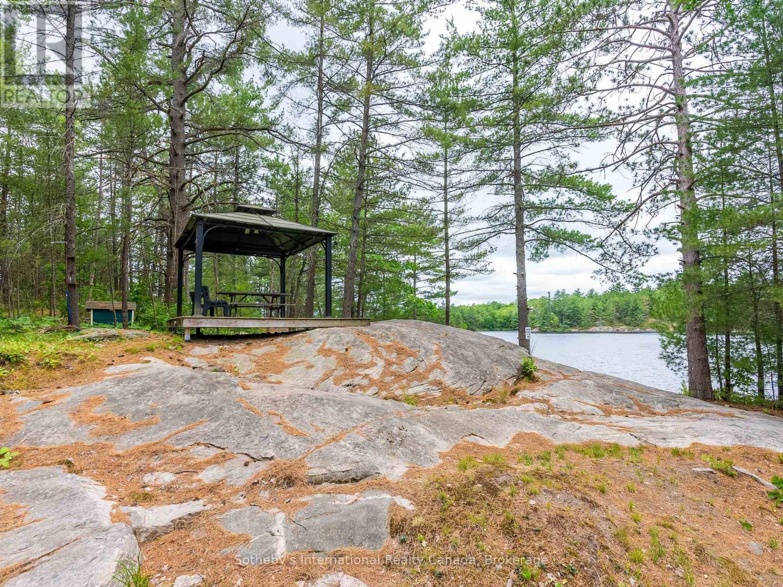 1040 Kahshe Lake Property Photo 30