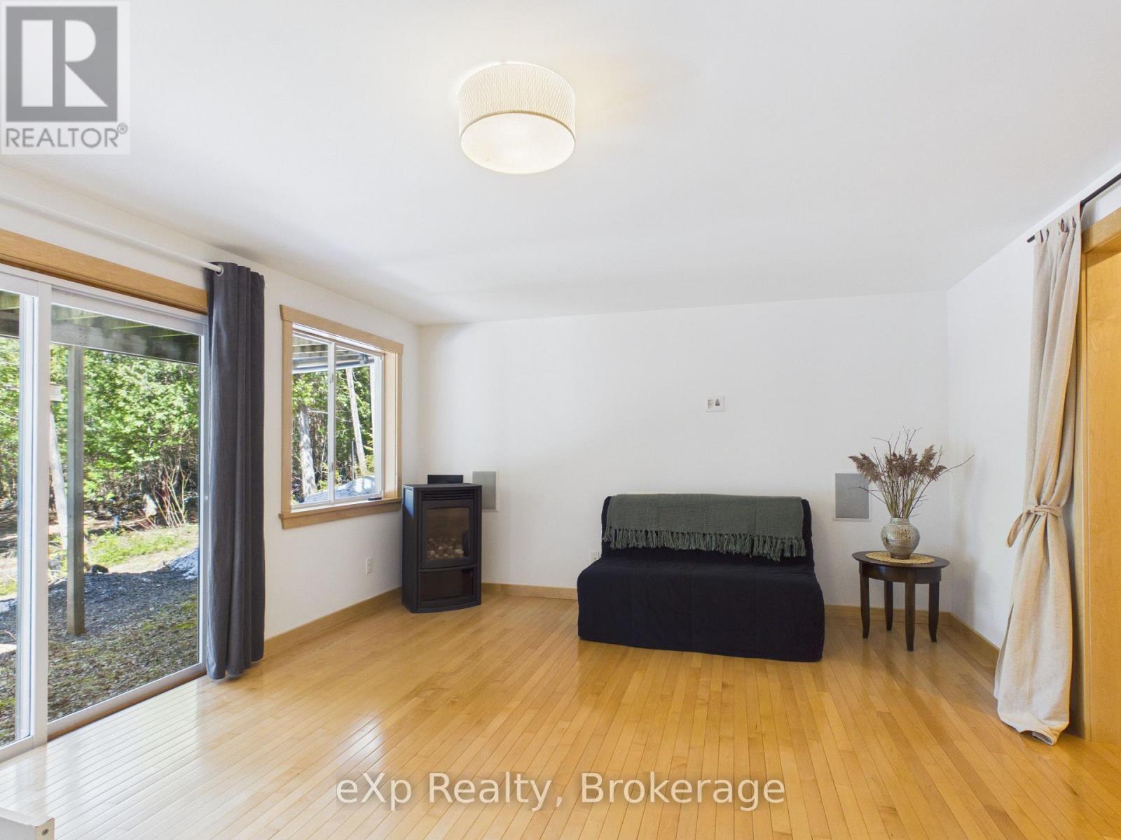 303709 South Line Property Photo 34