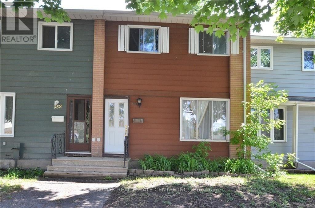 960 MEADOWLANDS DRIVE