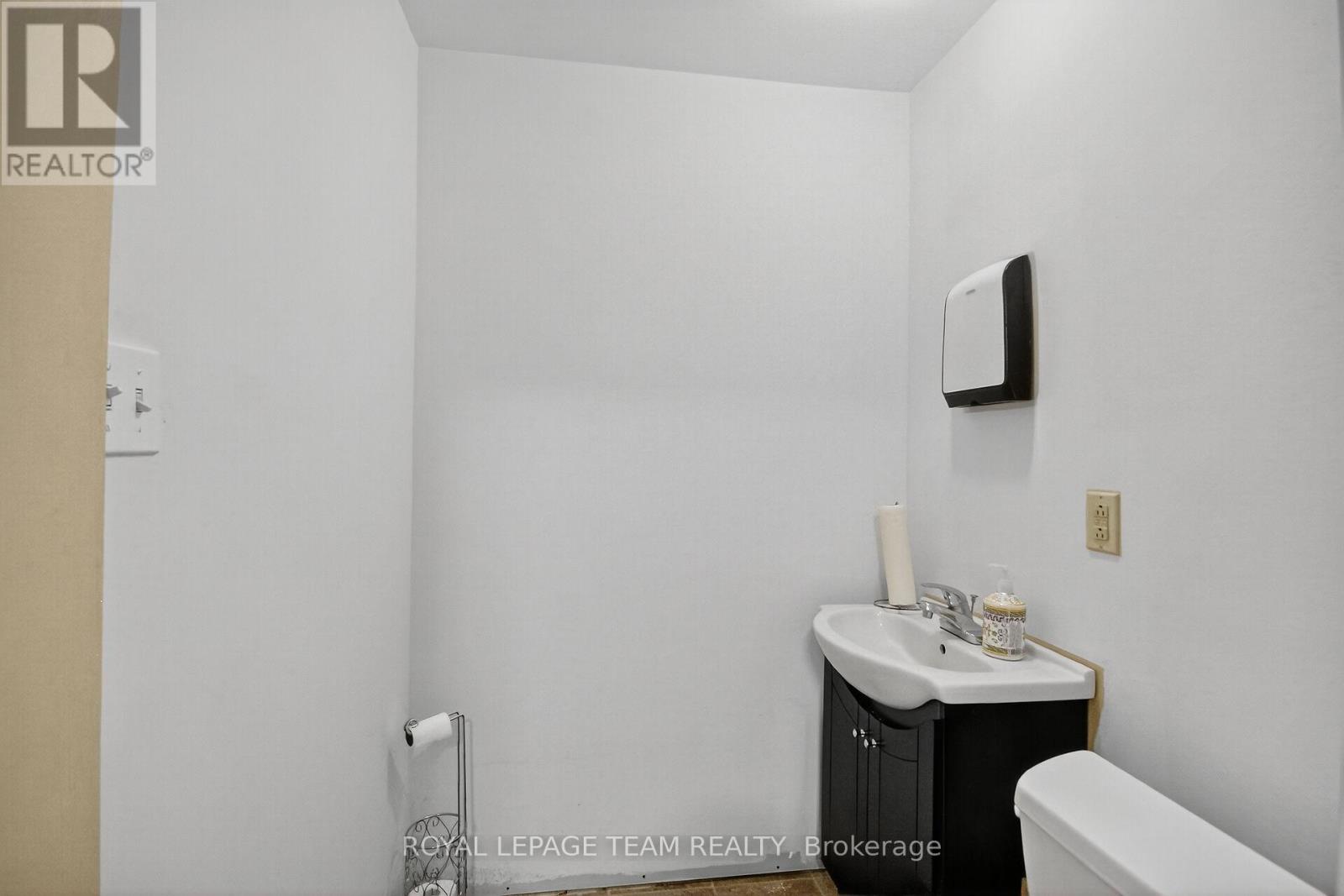629 St Lawrence Street Property Photo 24