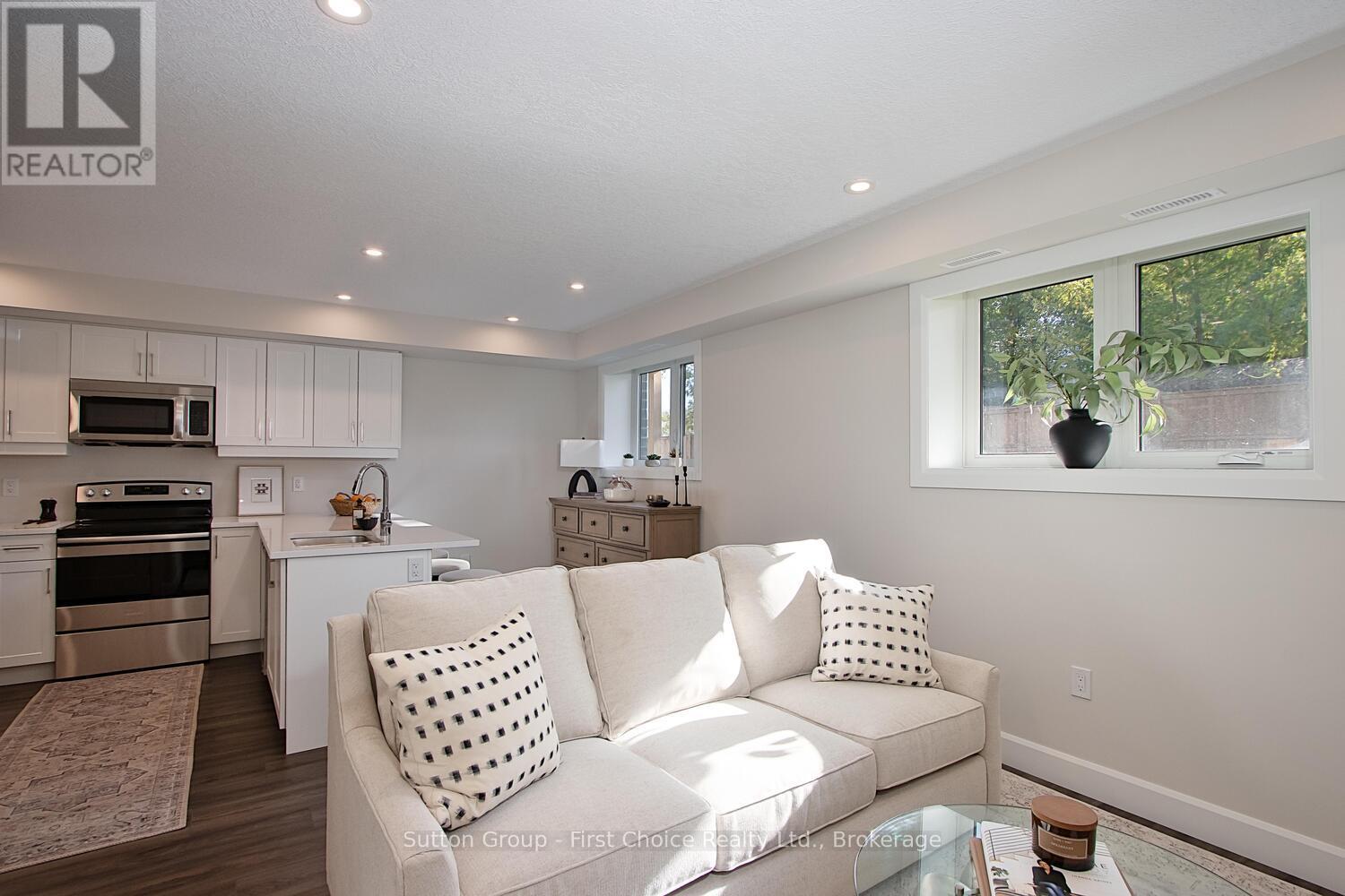 Unit 13 - 3202 Vivian Line Property Photo 8