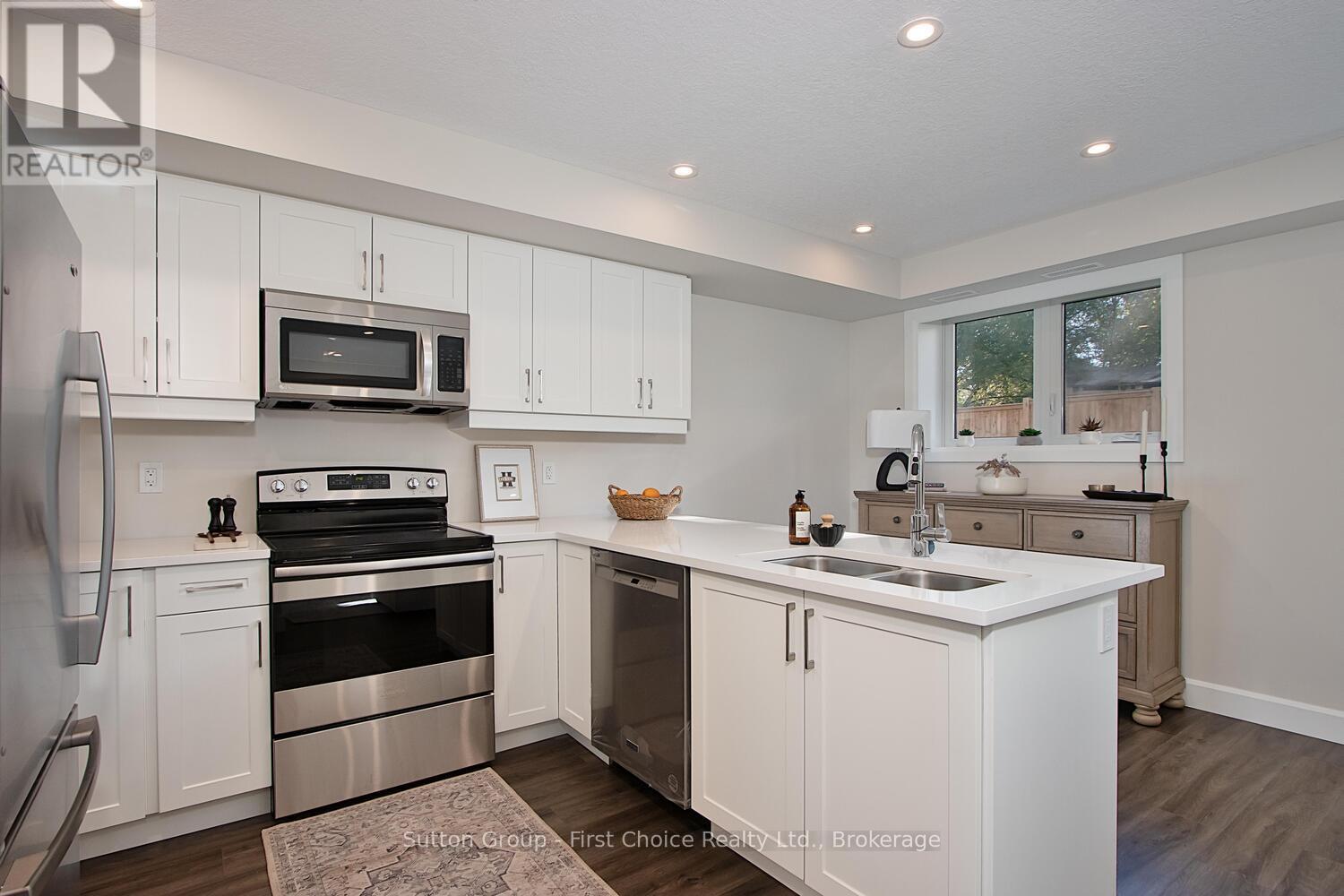 Unit 13 - 3202 Vivian Line Property Photo 9