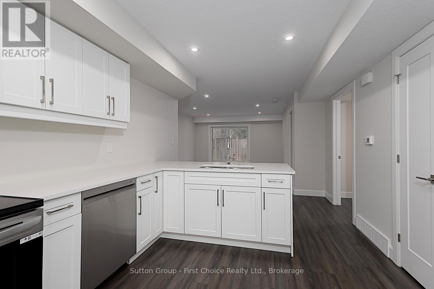 Unit 40 - 3202 Vivian Line Property Photo 8