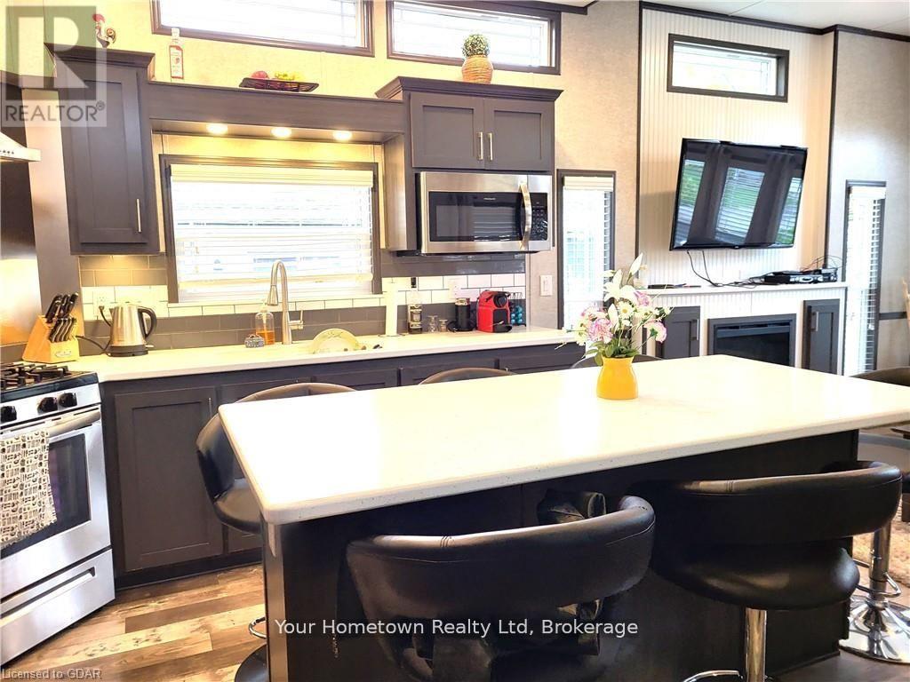 613 Oak Crescent Property Photo 2