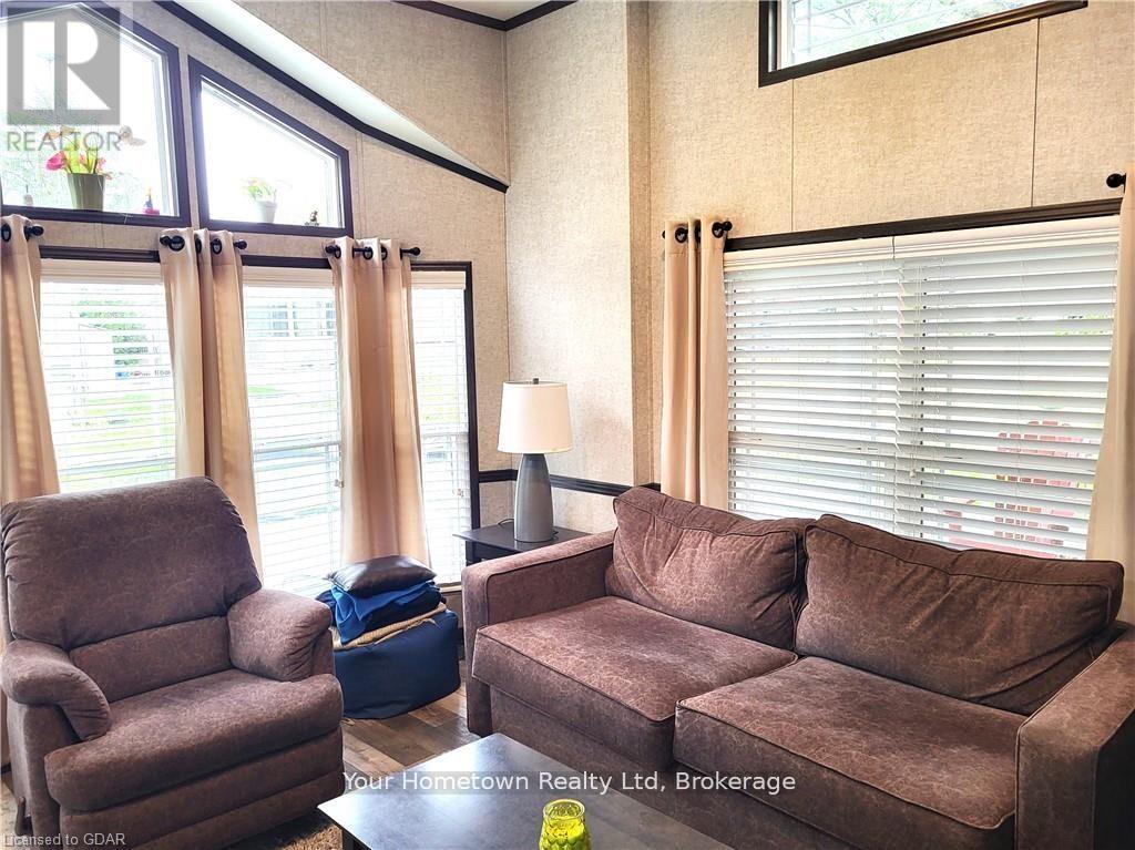 613 Oak Crescent Property Photo 6