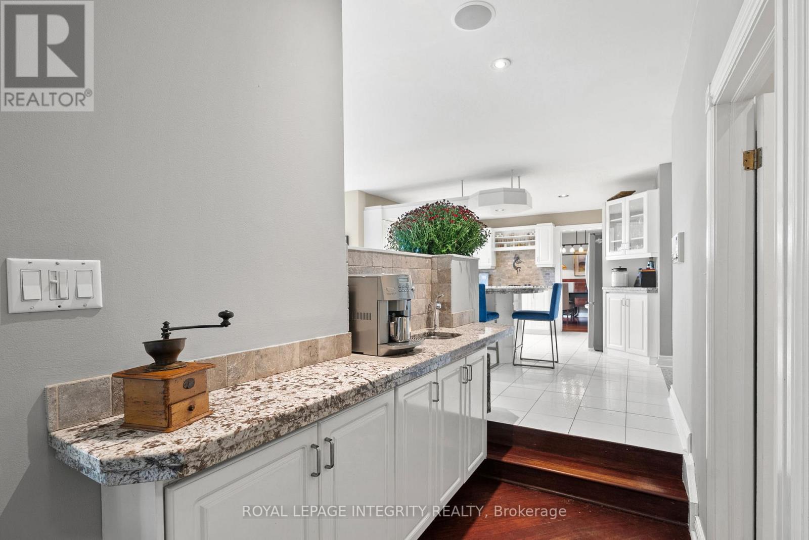 6 Marchbrook Circle Property Photo 27