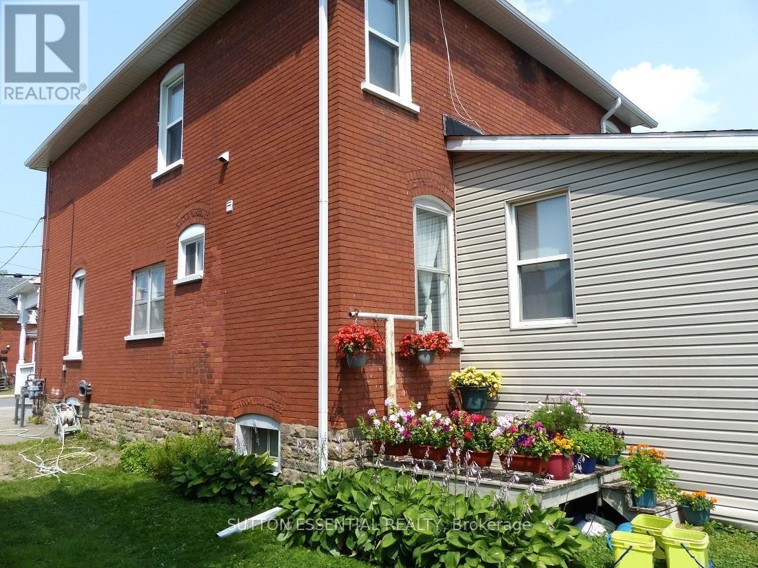 71 Russell Street E Property Photo 4