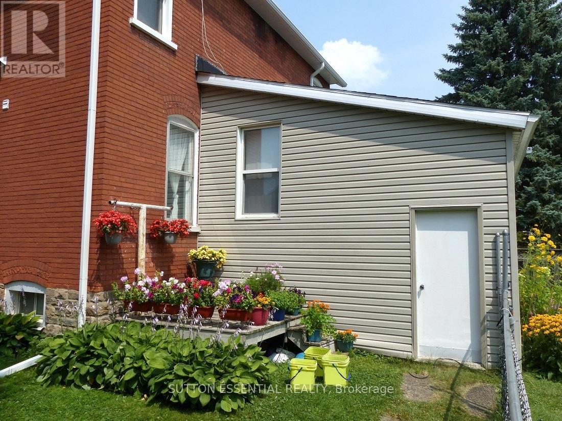 71 Russell Street E Property Photo 5