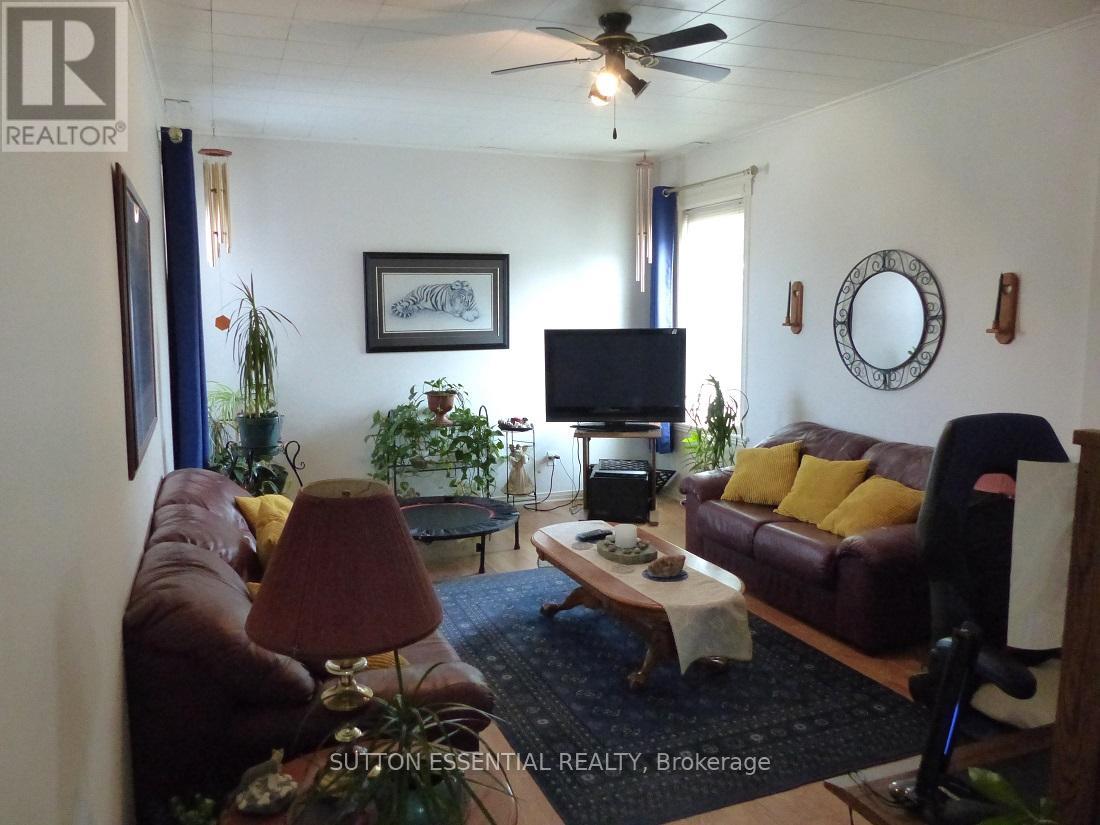 71 Russell Street E Property Photo 8